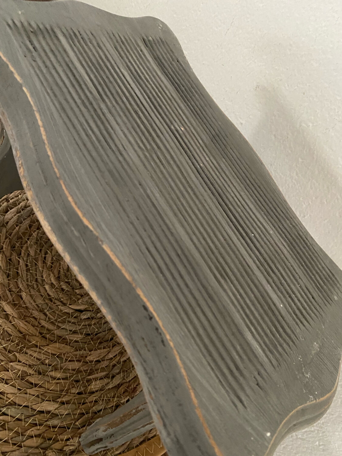 Small footrest bench in solid wood with a slate grey patina.