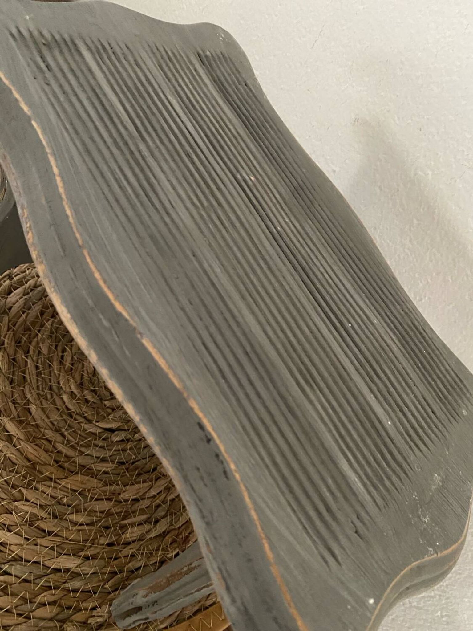 Small footrest bench in solid wood with a slate grey patina.