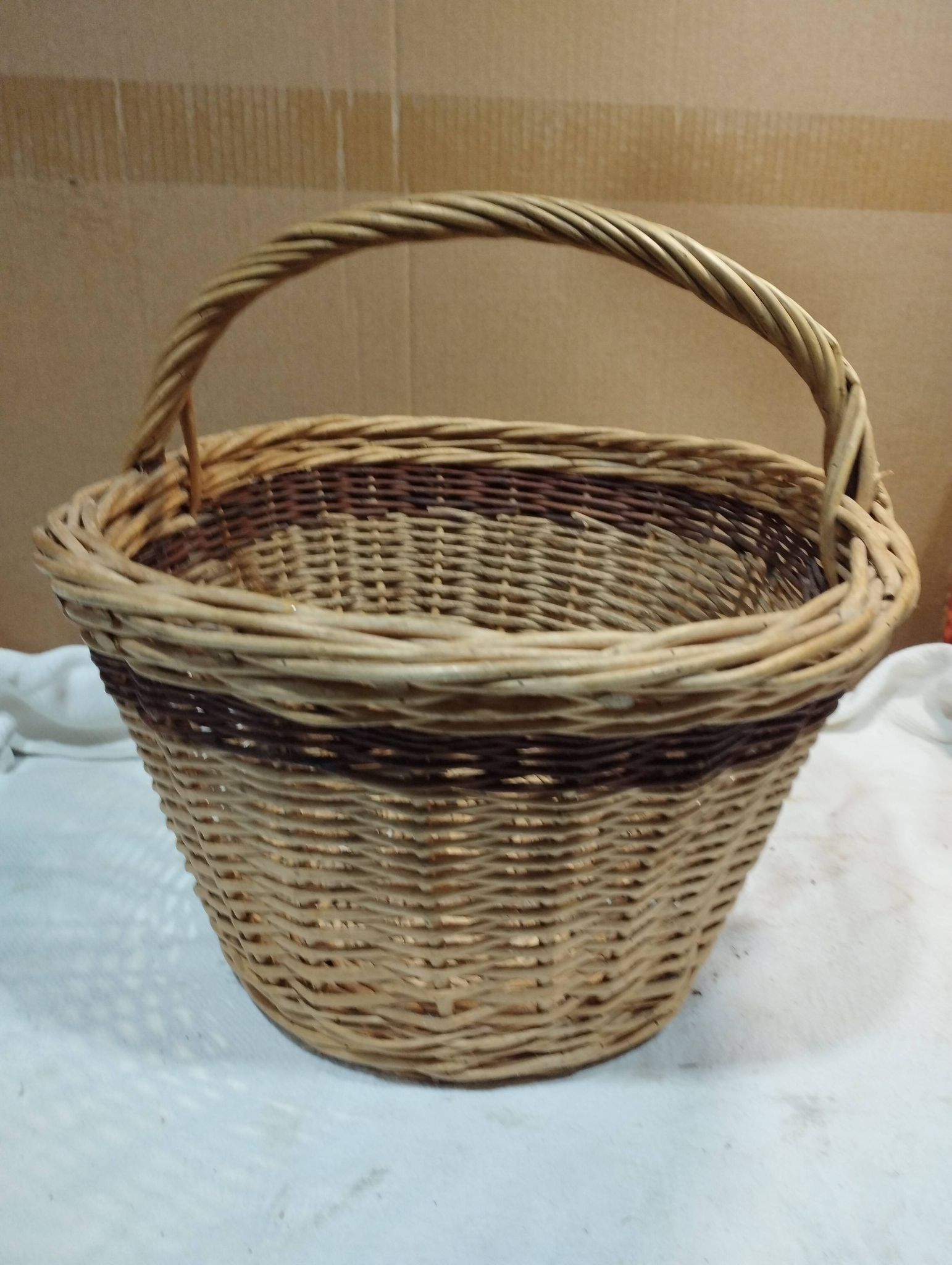 Ancien panier en osier bi couleur