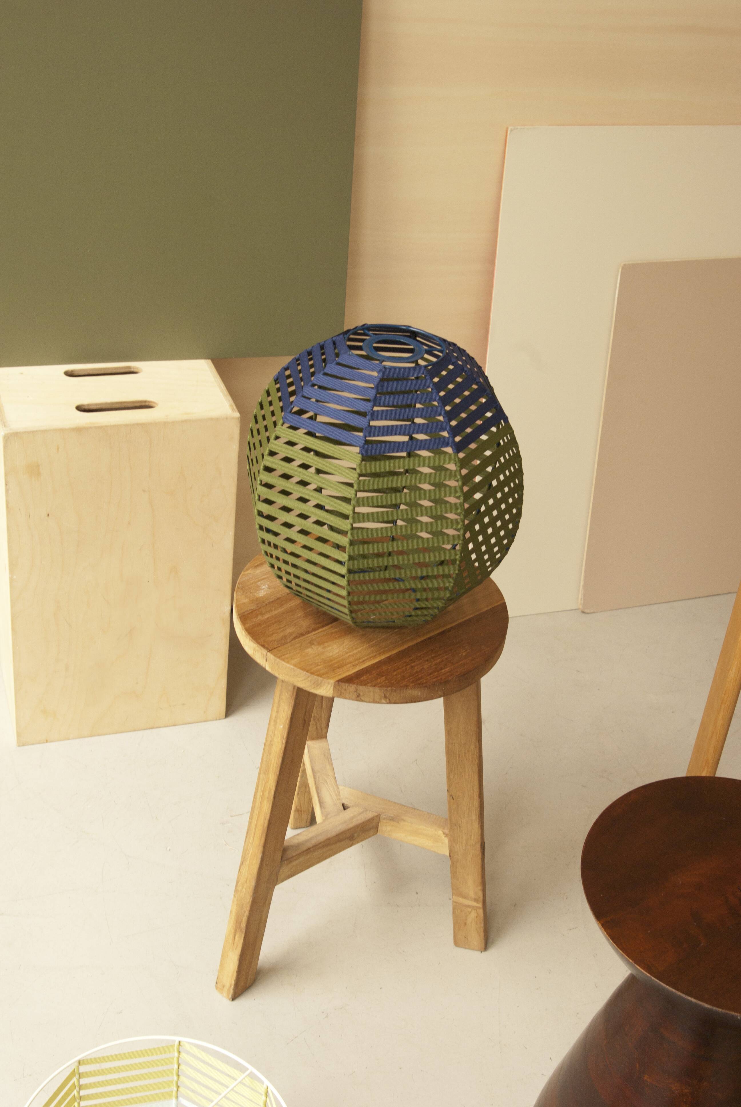 Suspension boule tissée sur structure en métal / D 27cm