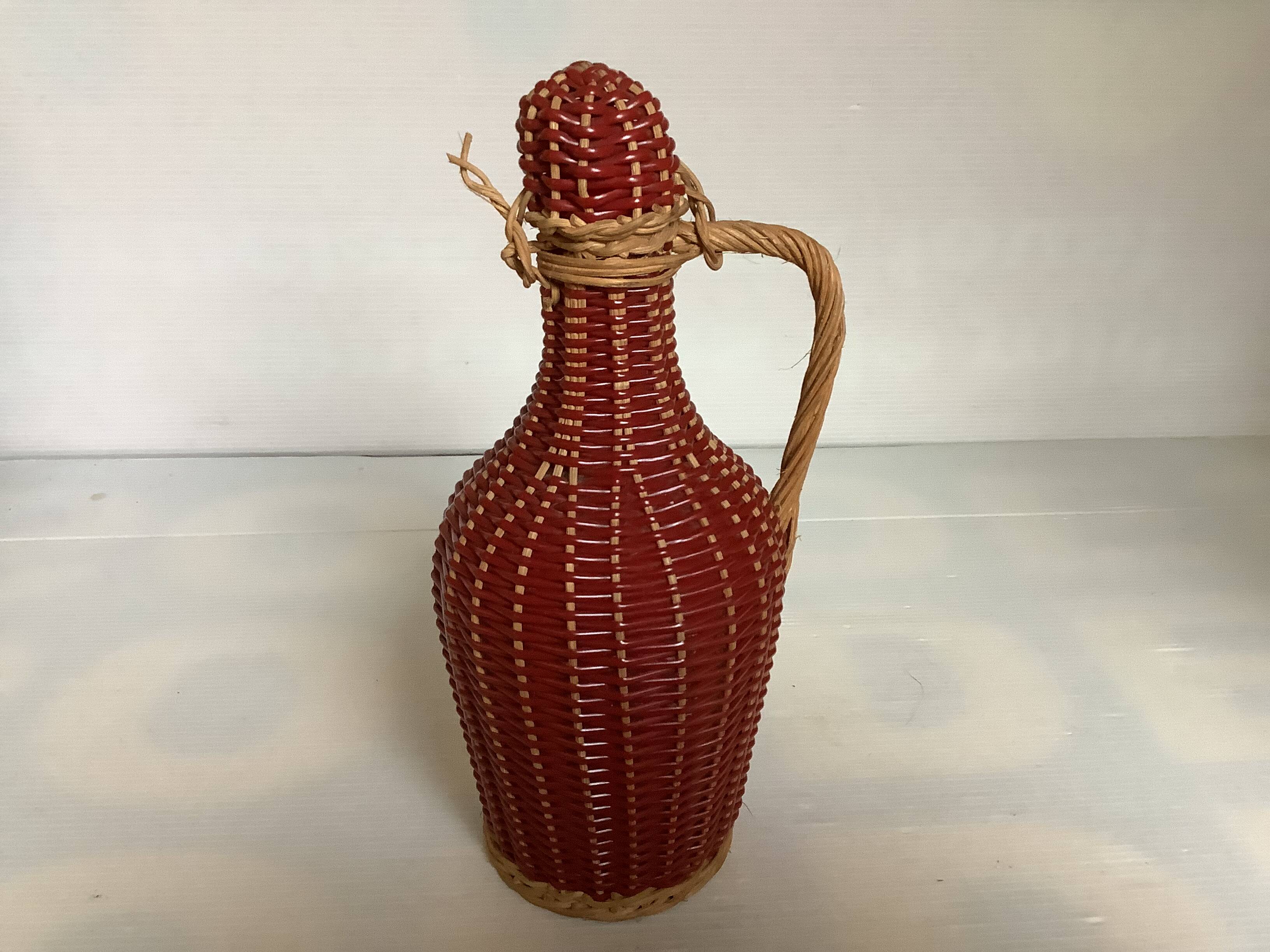 Petite bouteille décorative osier rouge bordeaux