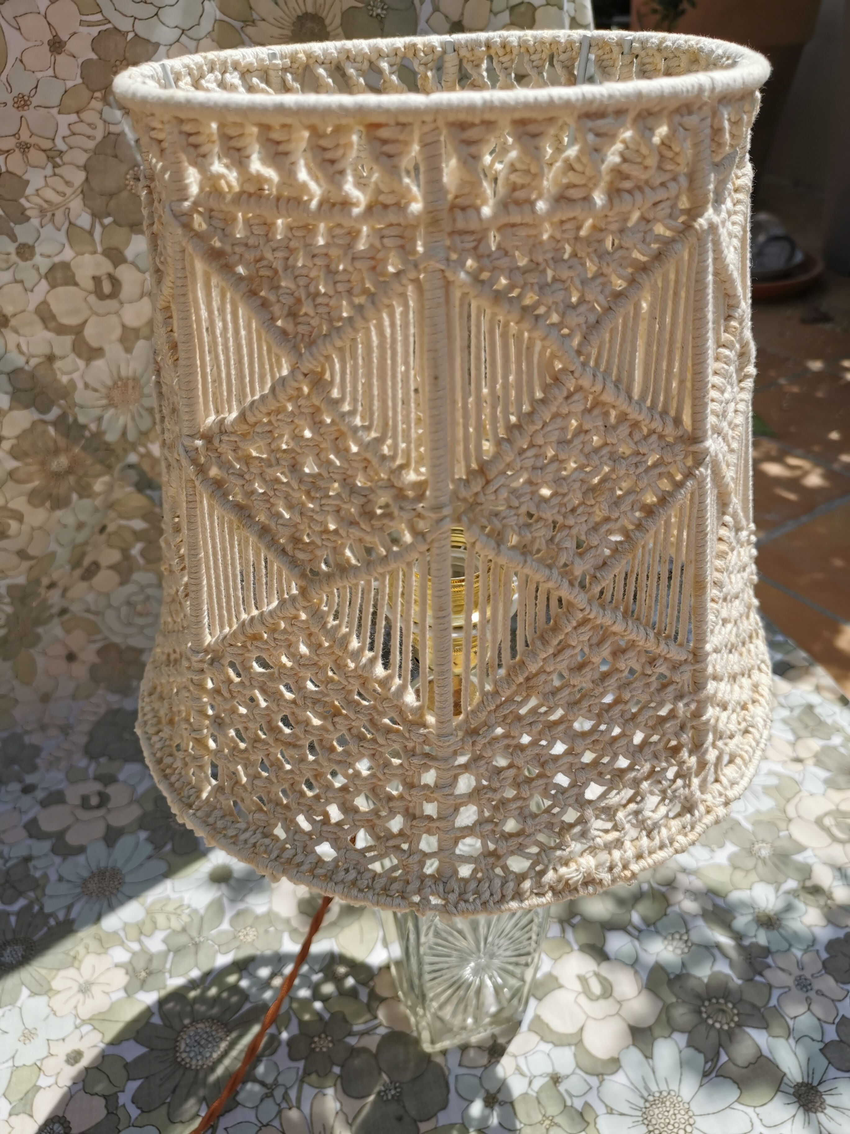 Lampe à poser, pied en verre et abat-jour en crochet années 70