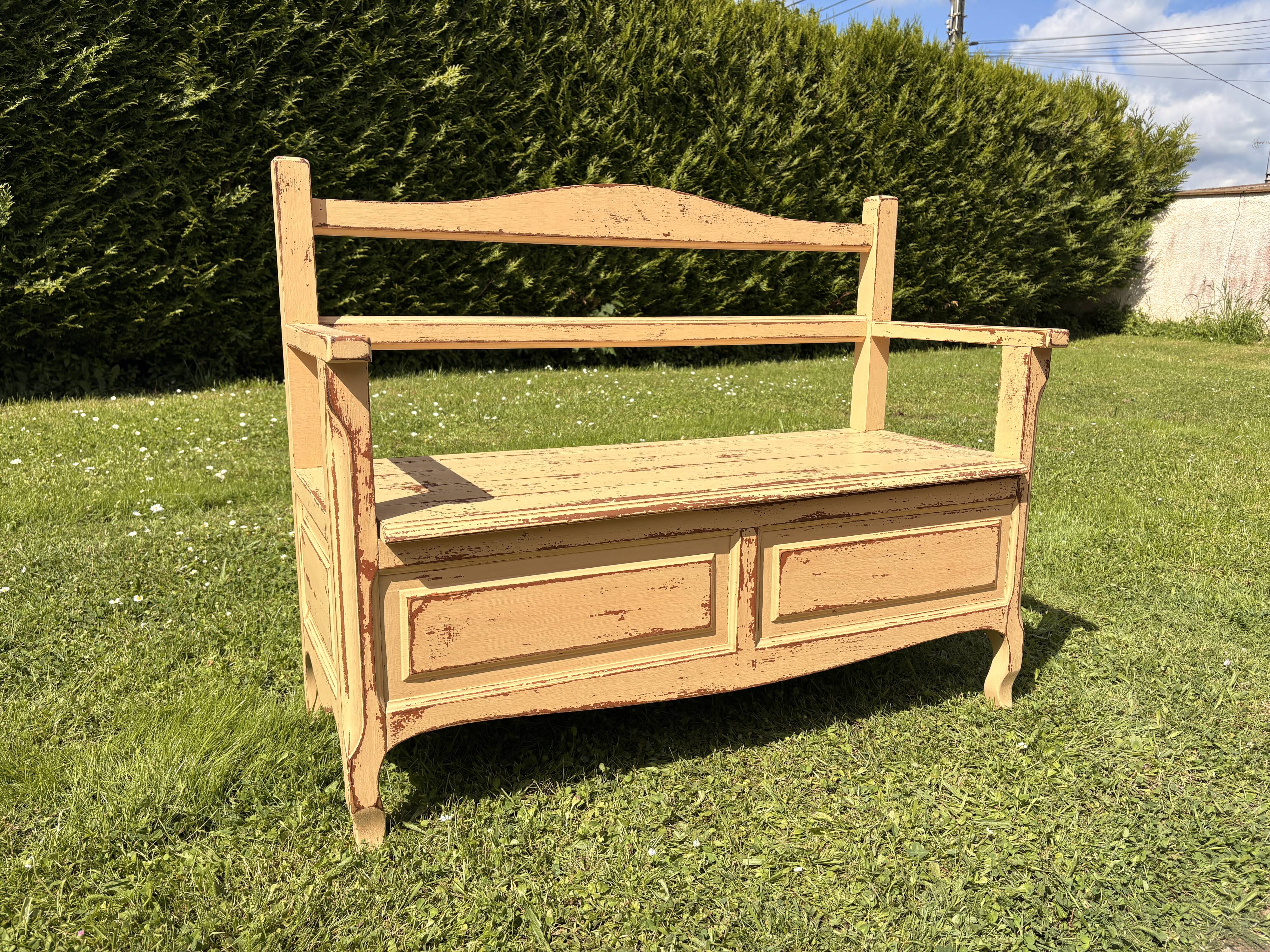 Banc coffre en bois ancien