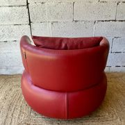 Fauteuil Curl en cuir rouge par Roche Bobois