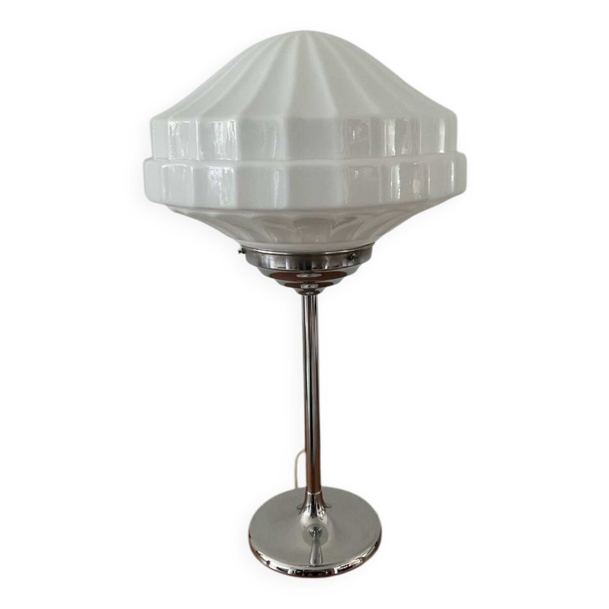 Art Deco lamp in chromed metal and opaline