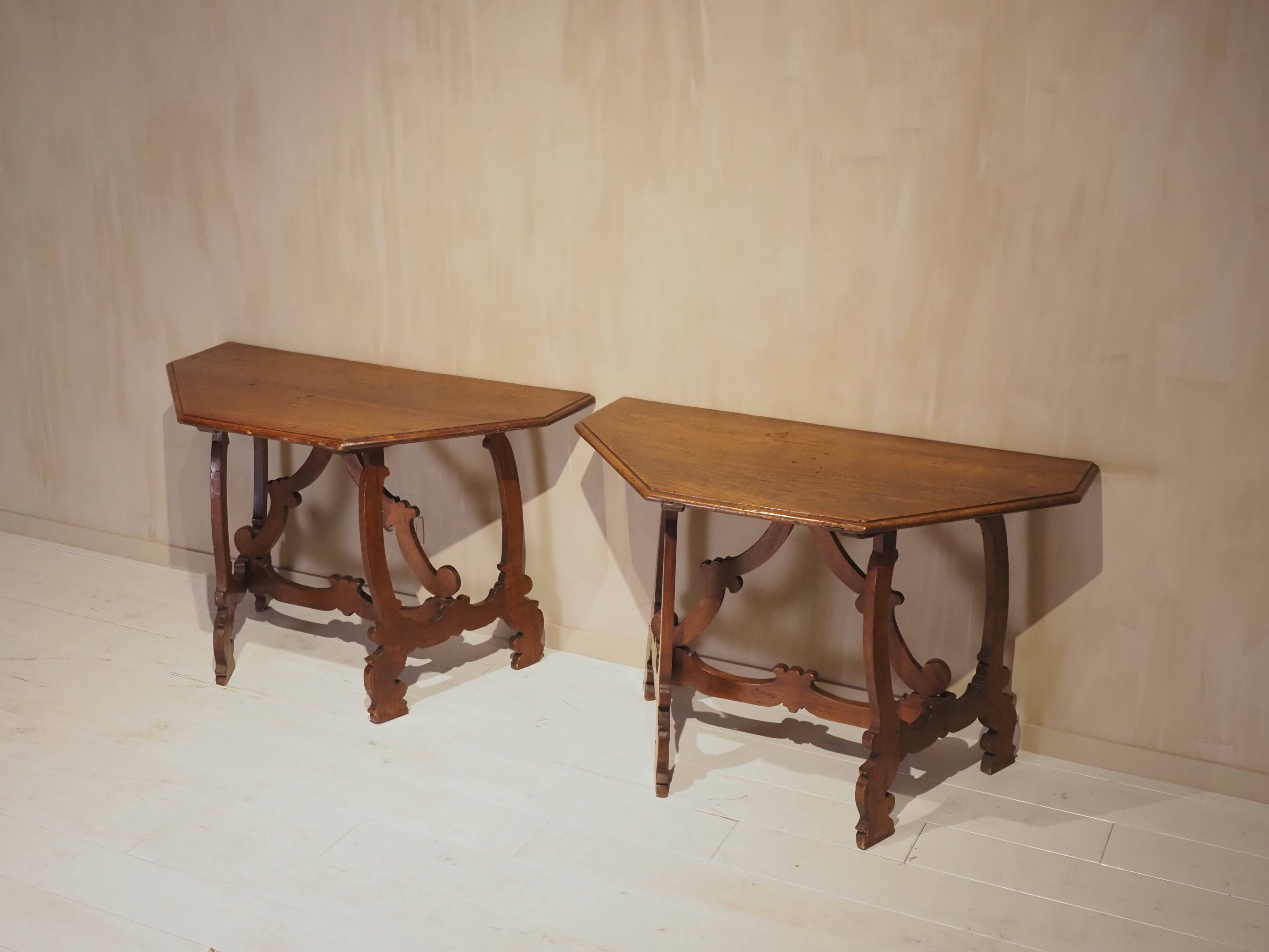 Pair of Italian consoles from the 18th century.
