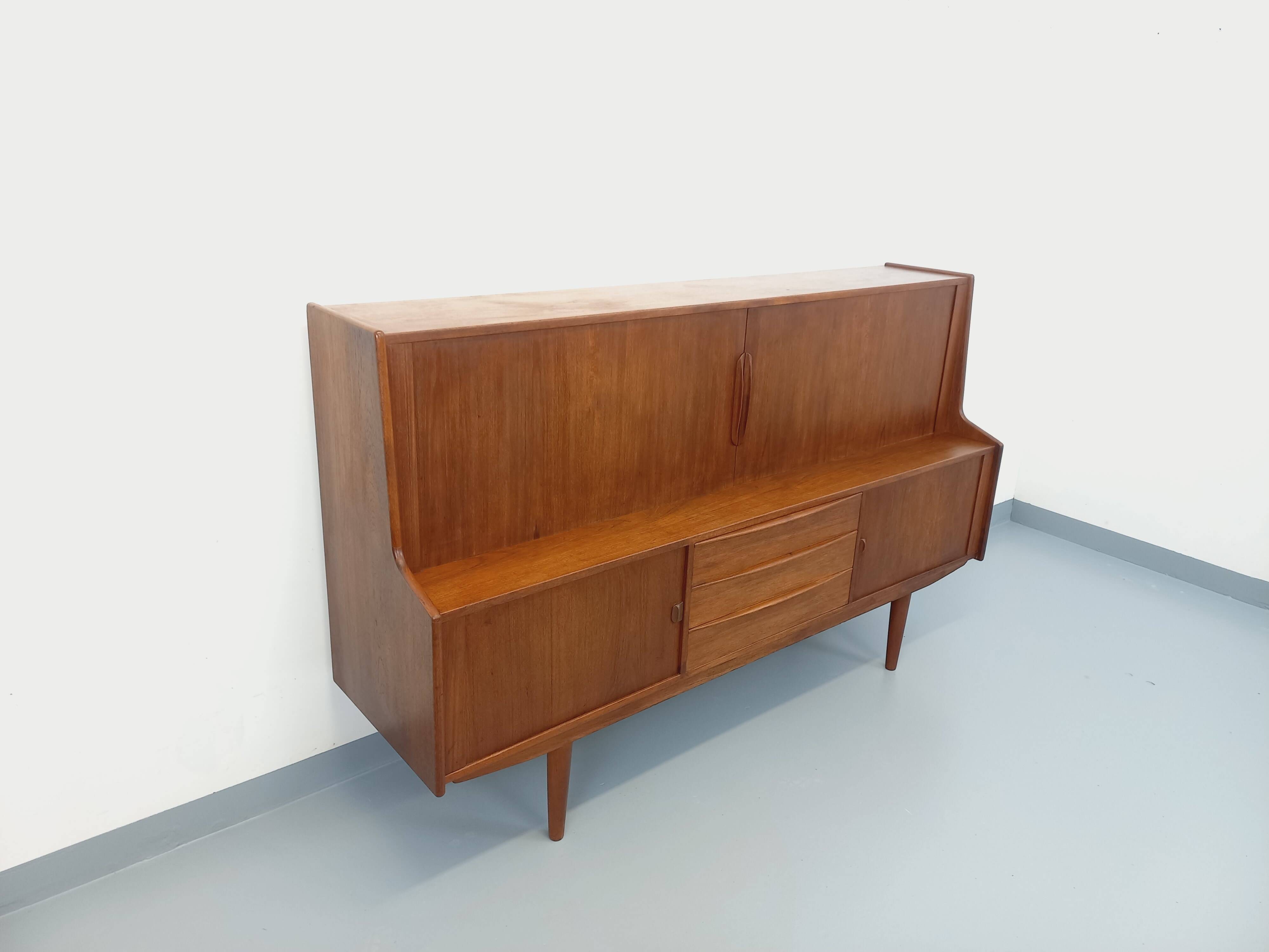 Enfilade mi-haute scandinave vintage Ib Kofod-Larsen pour Faarup en teck
