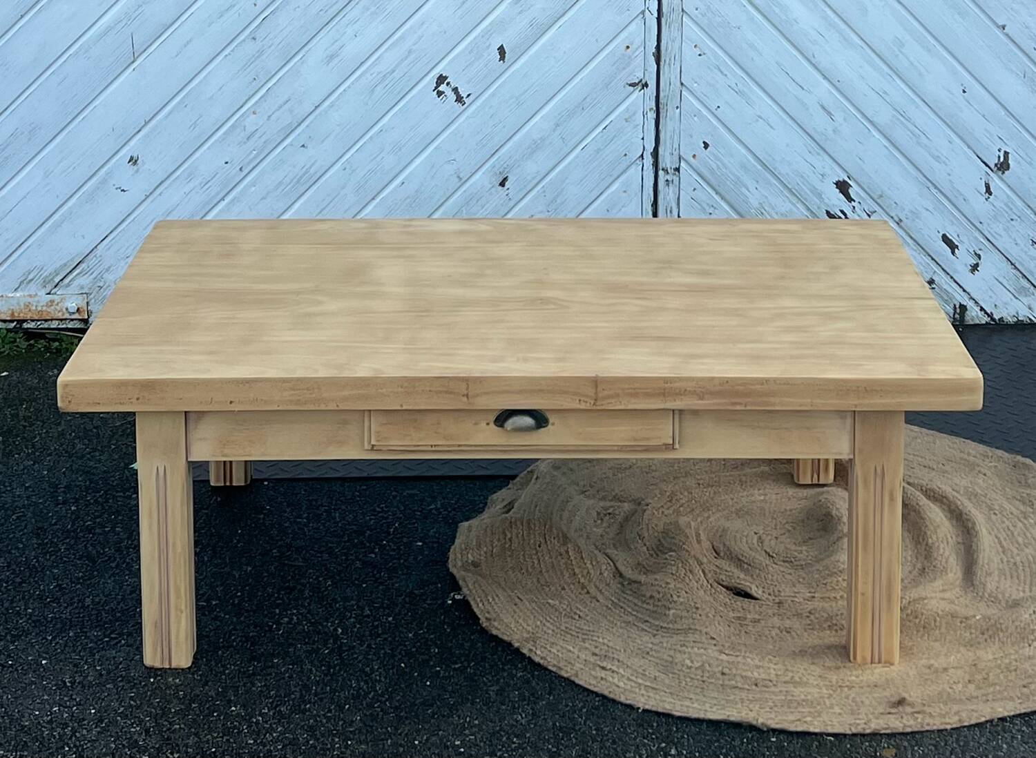 Renovated farmhouse coffee table in raw solid wood with 1 drawer.