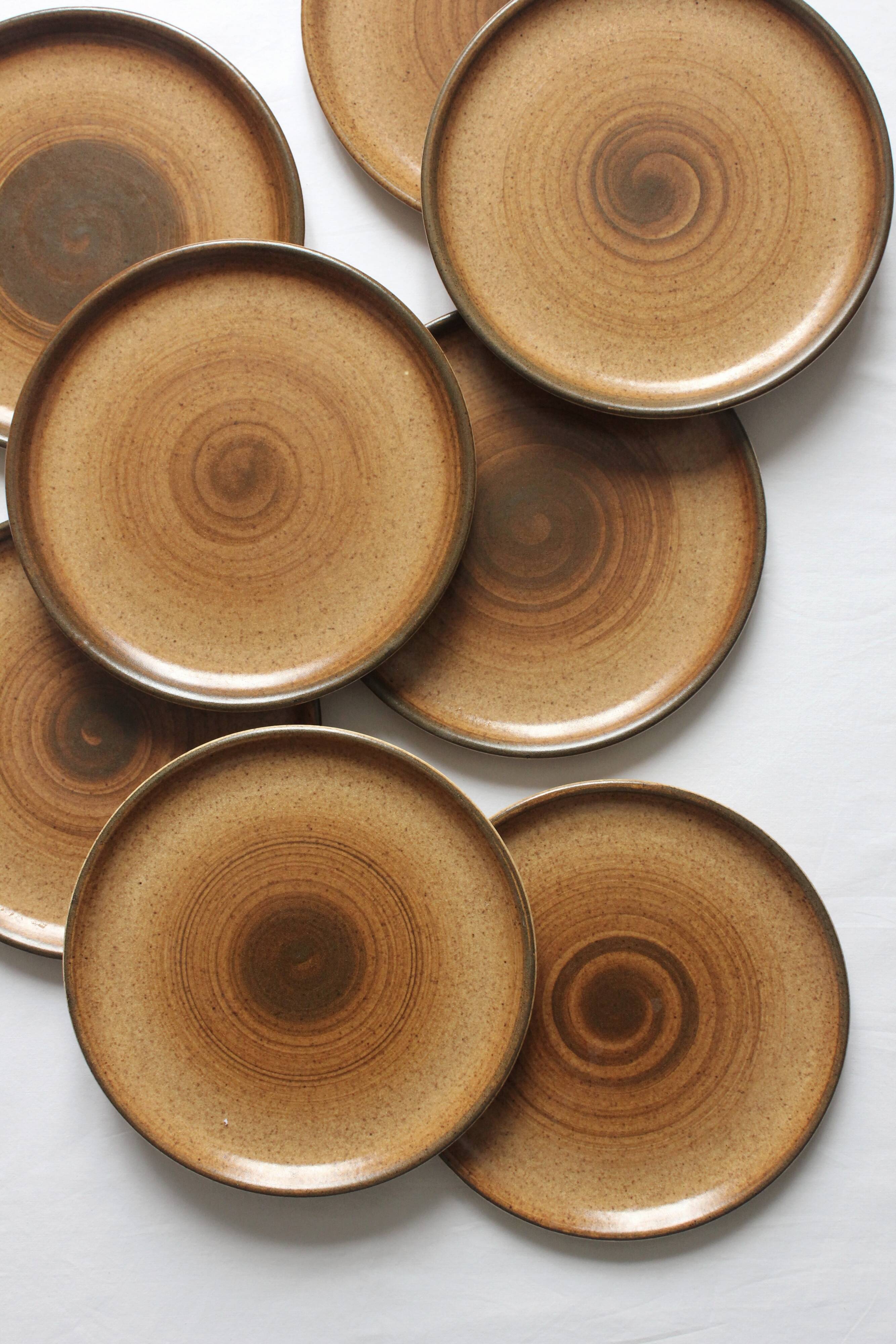8 vintage flat plates in Longchamp sandstone
