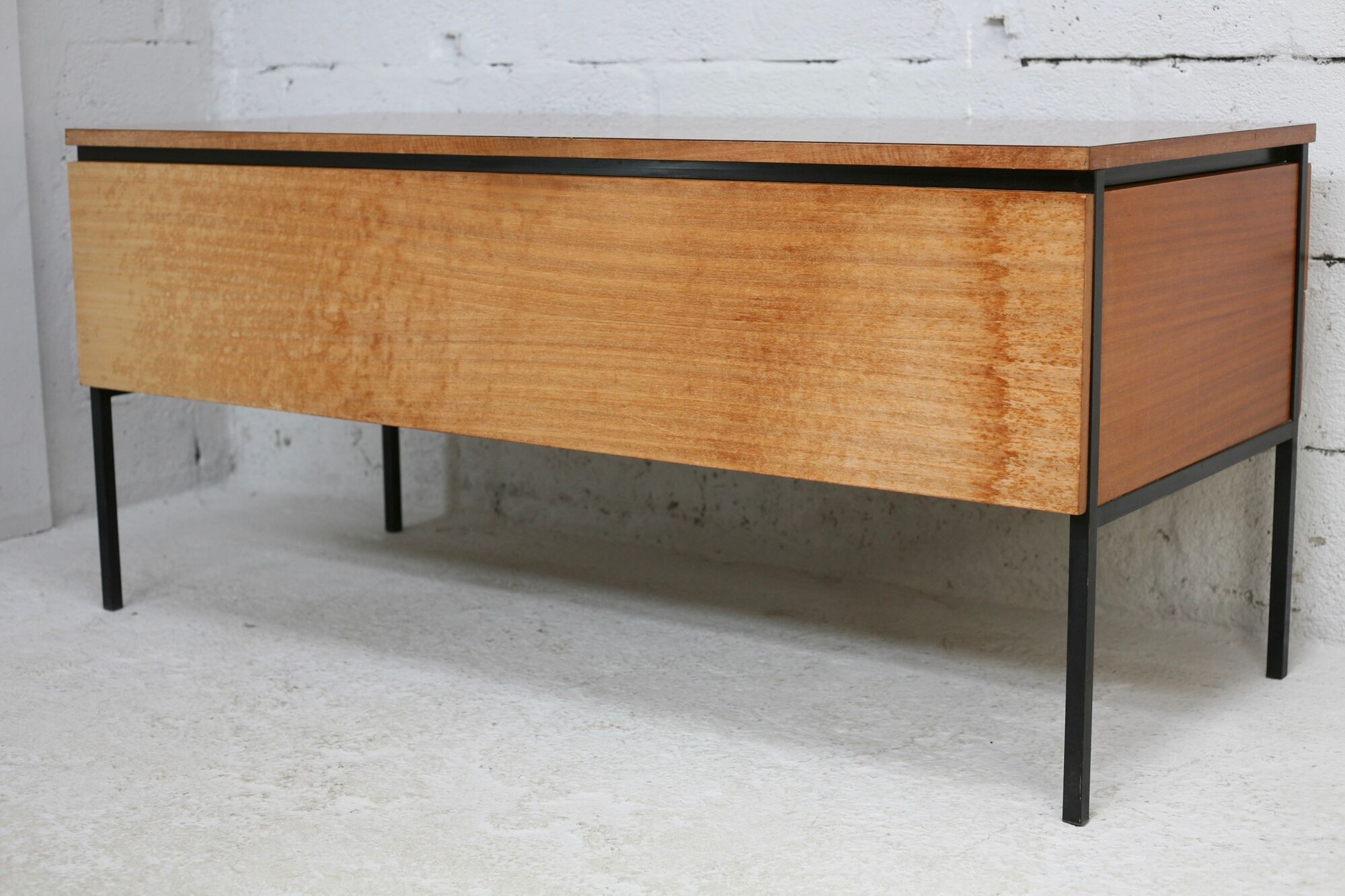 Desk 620 by Pierre guariche, Huchers Minvielle, France, circa 1955