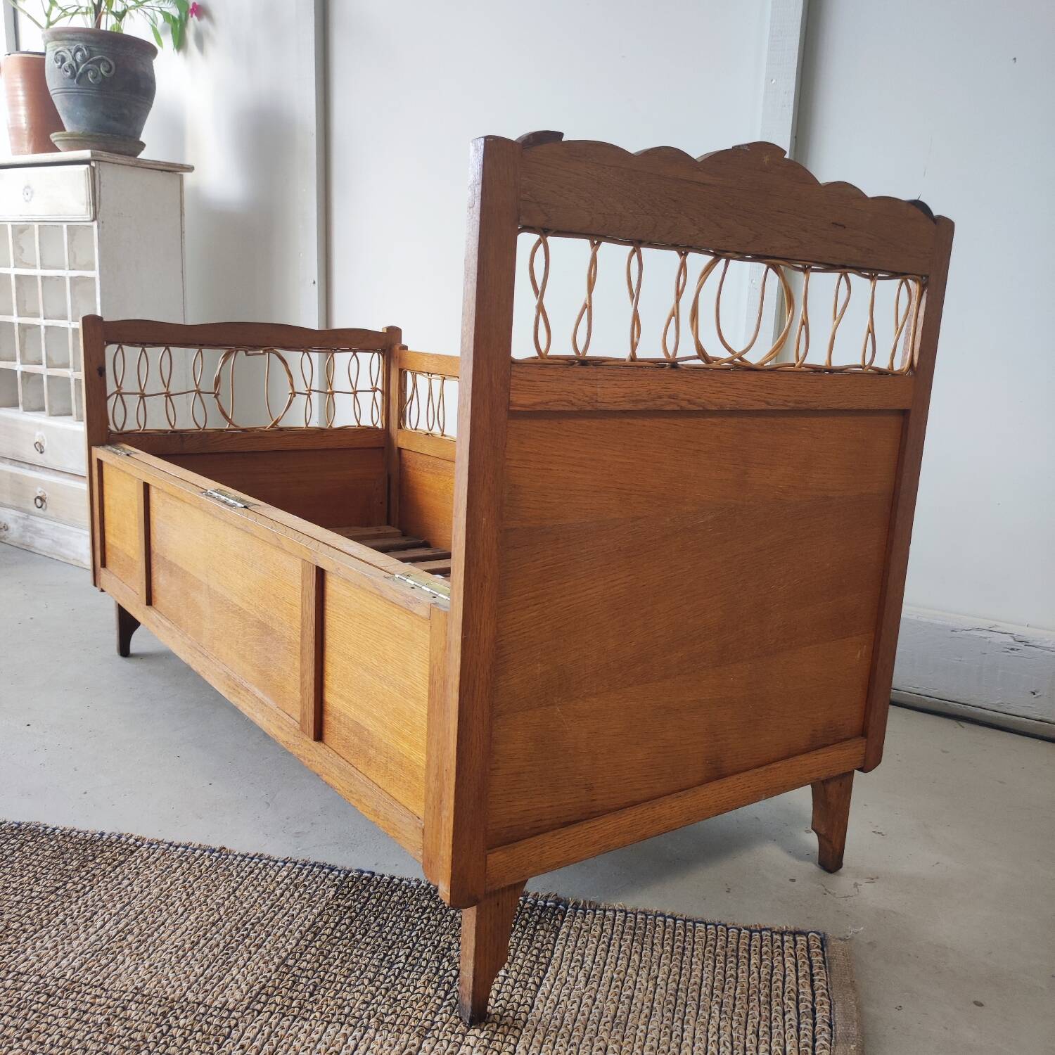 Lit bébé vintage bois verni et osier tressé