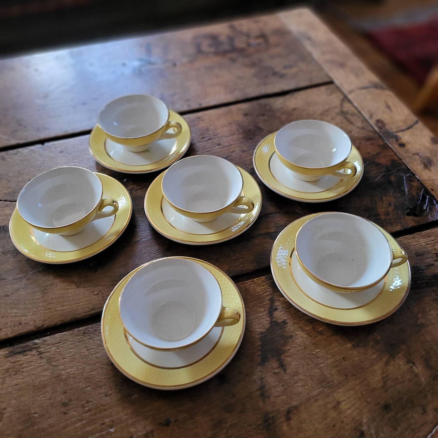Yellow cups and saucers – 1950s–60s
Yellow cups and saucers –