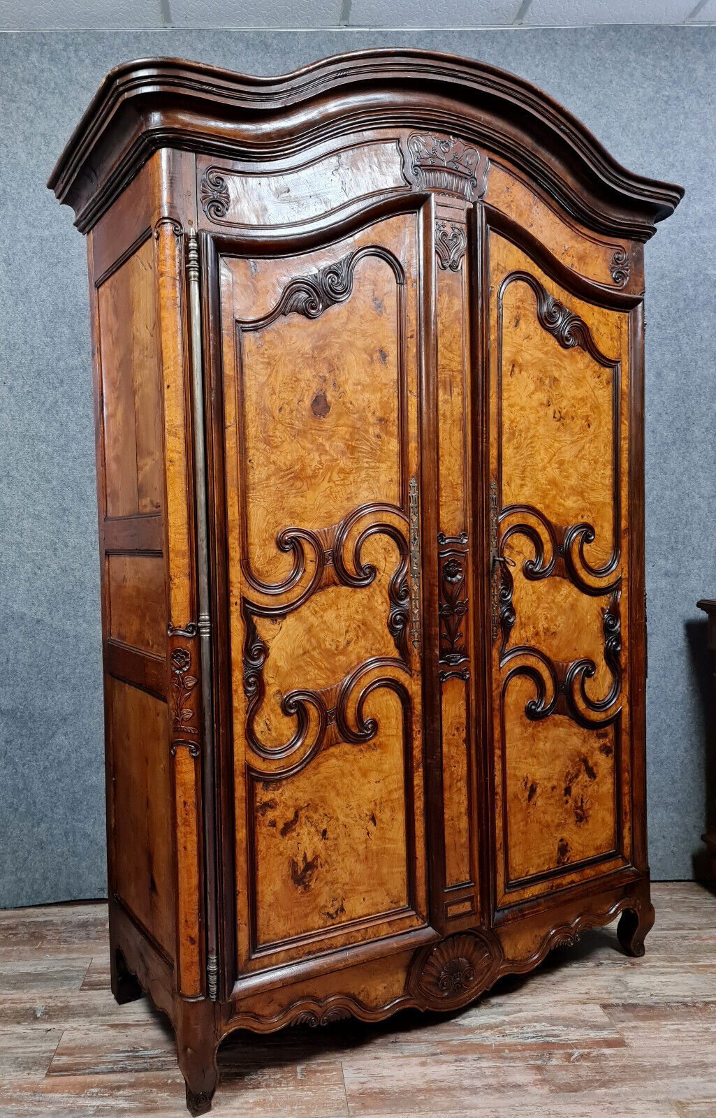 Bressane wardrobe Louis XV era with gendarme's hat in walnut and elm around 1750