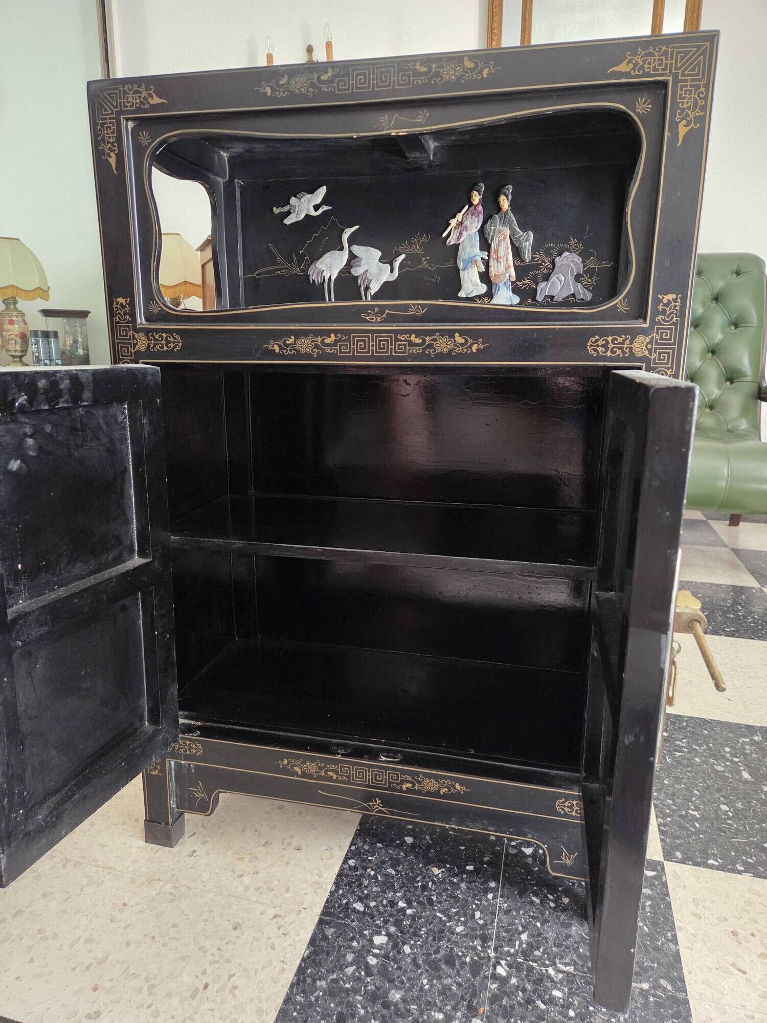 Lacquered Chinese cabinet (flowers, birds, women)