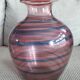 Grand vase vintage en verre soufflé rose à rayures