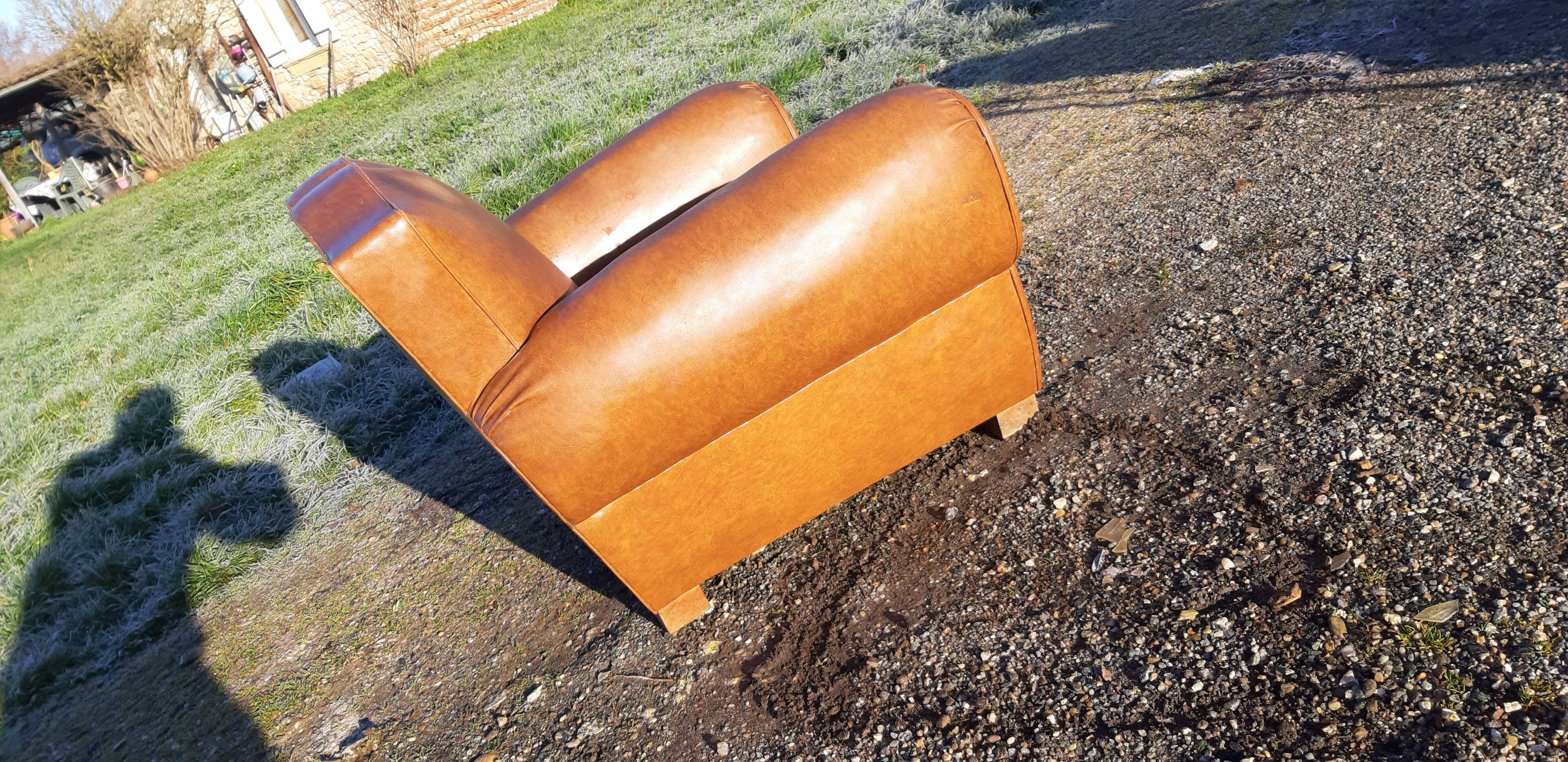Fauteuil club des années 30 en simili cuir