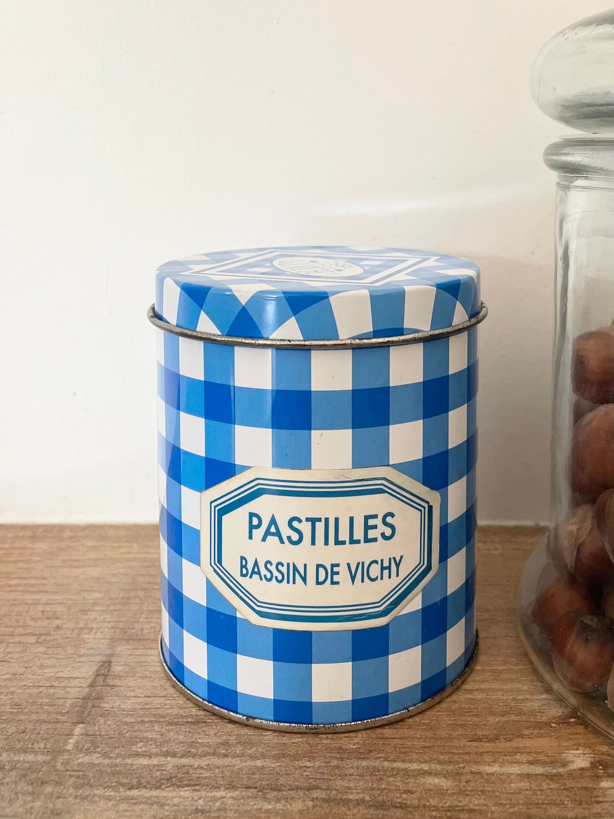 Vintage metal box Vichy pellets