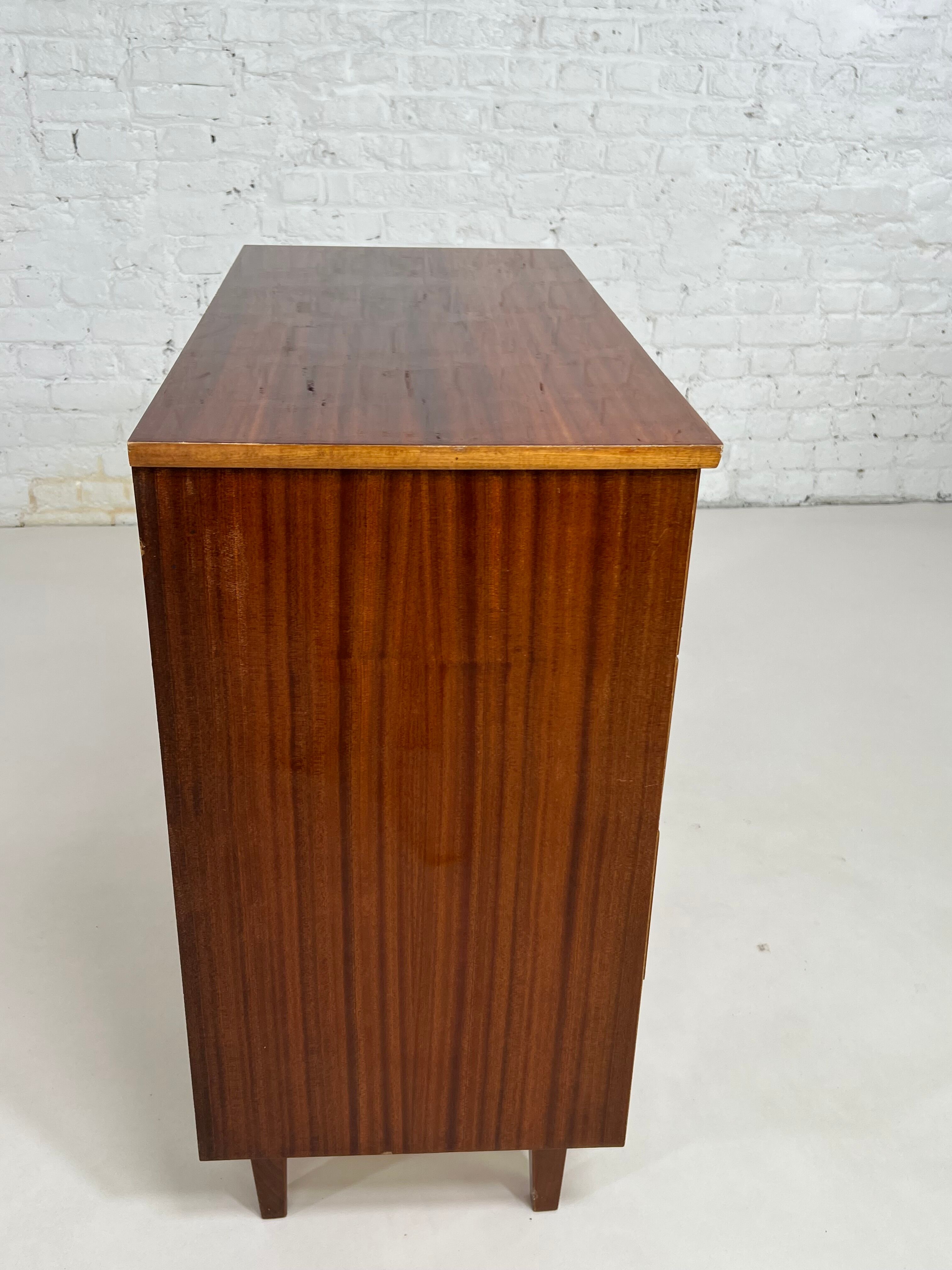 Commode années 60 en bois et laiton