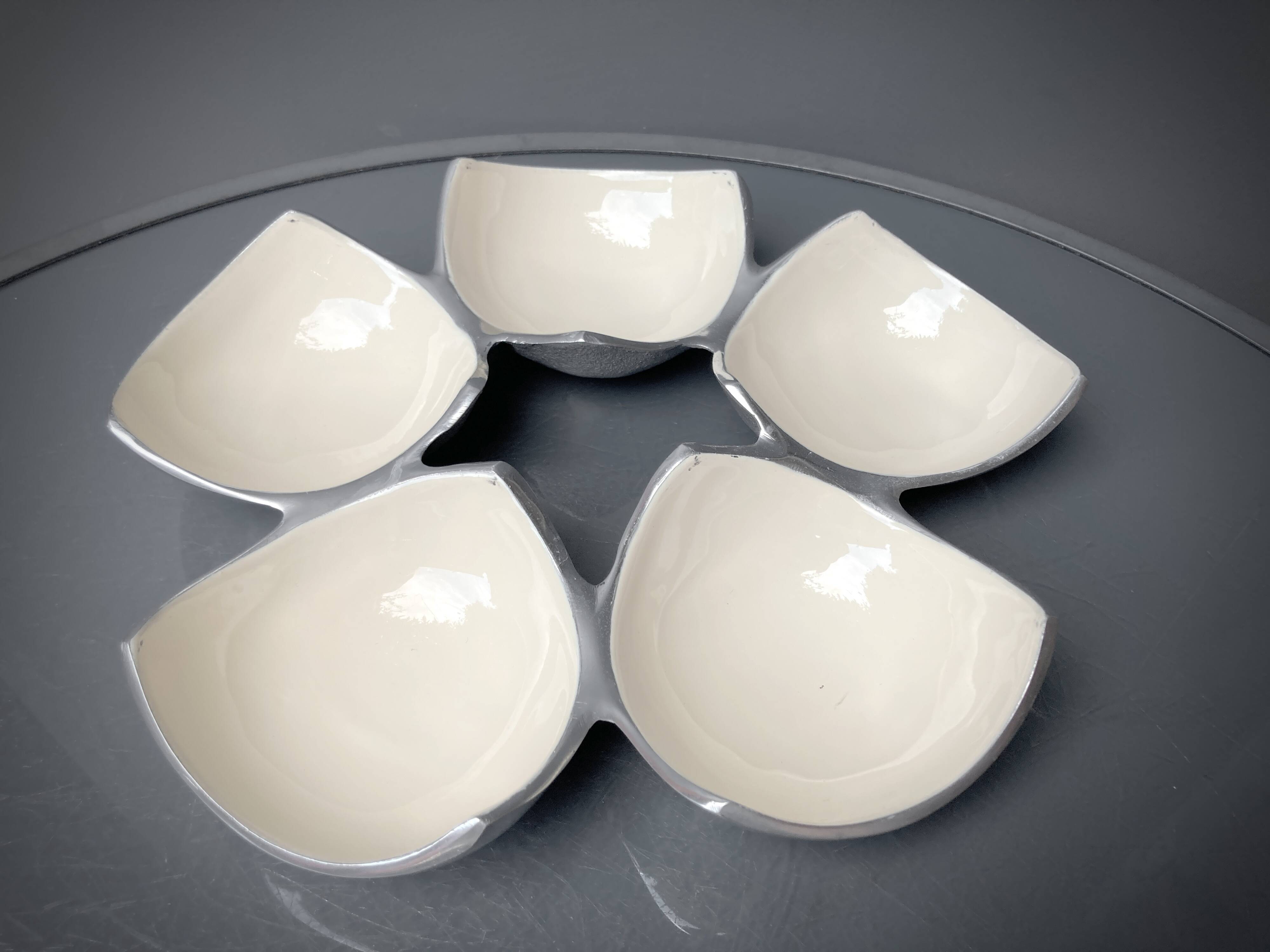 Ensemble de plats compartimentés en Inox Massif et émail écru