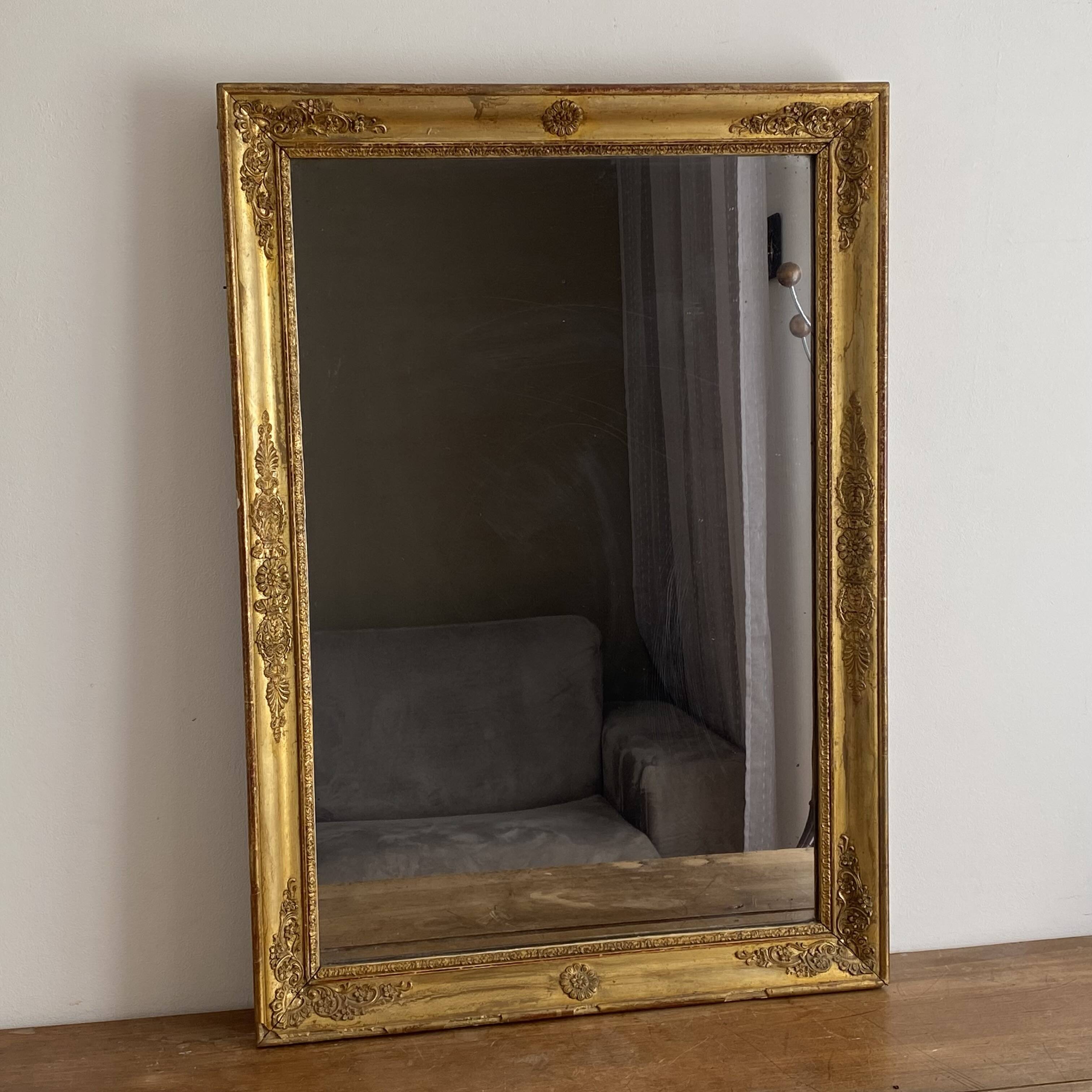 Golden mirror from the late 19th century with decoration. 96x68.