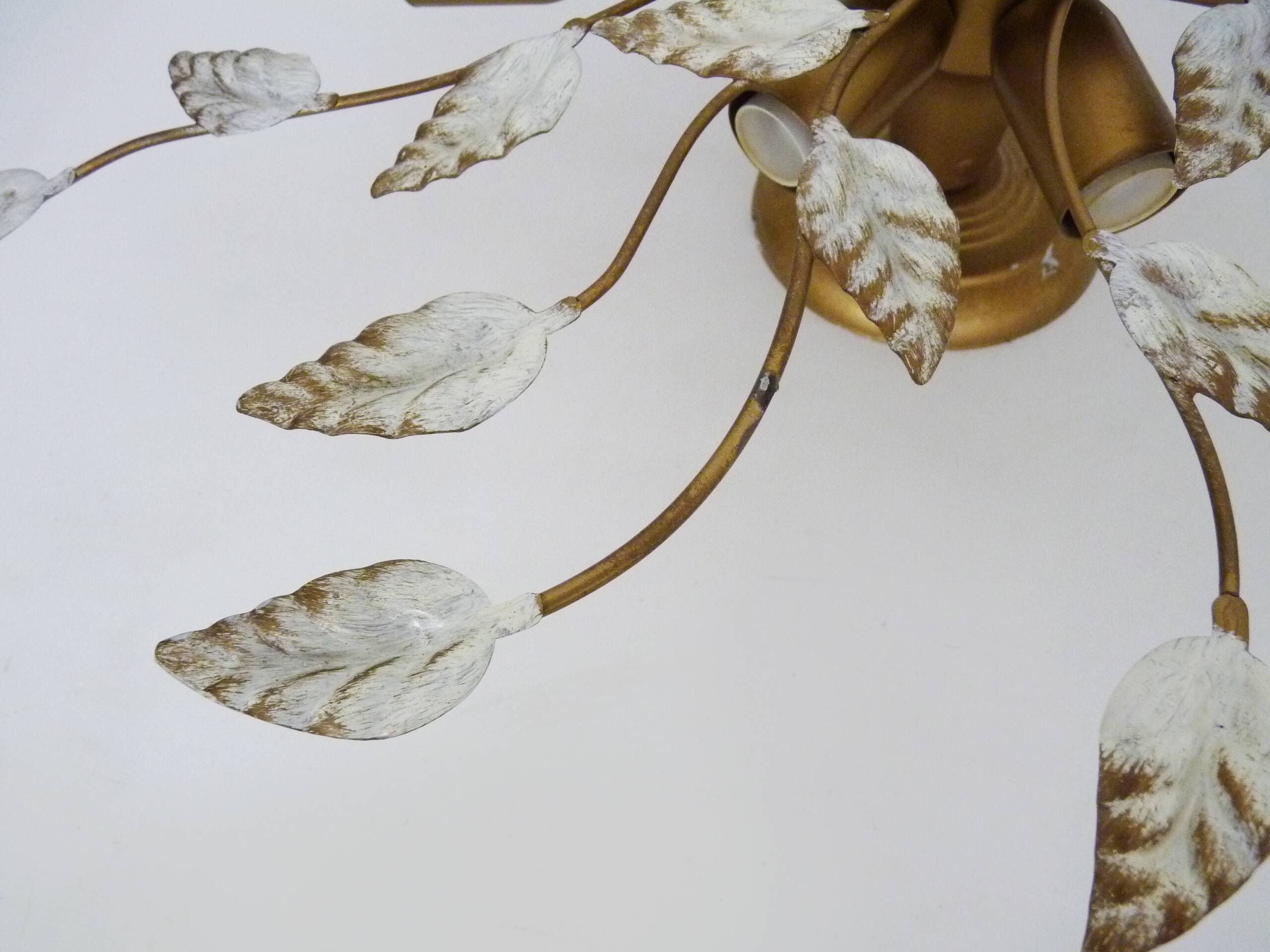 Vintage ceiling light in gold metal with foliage decoration. 6-light ceiling light.