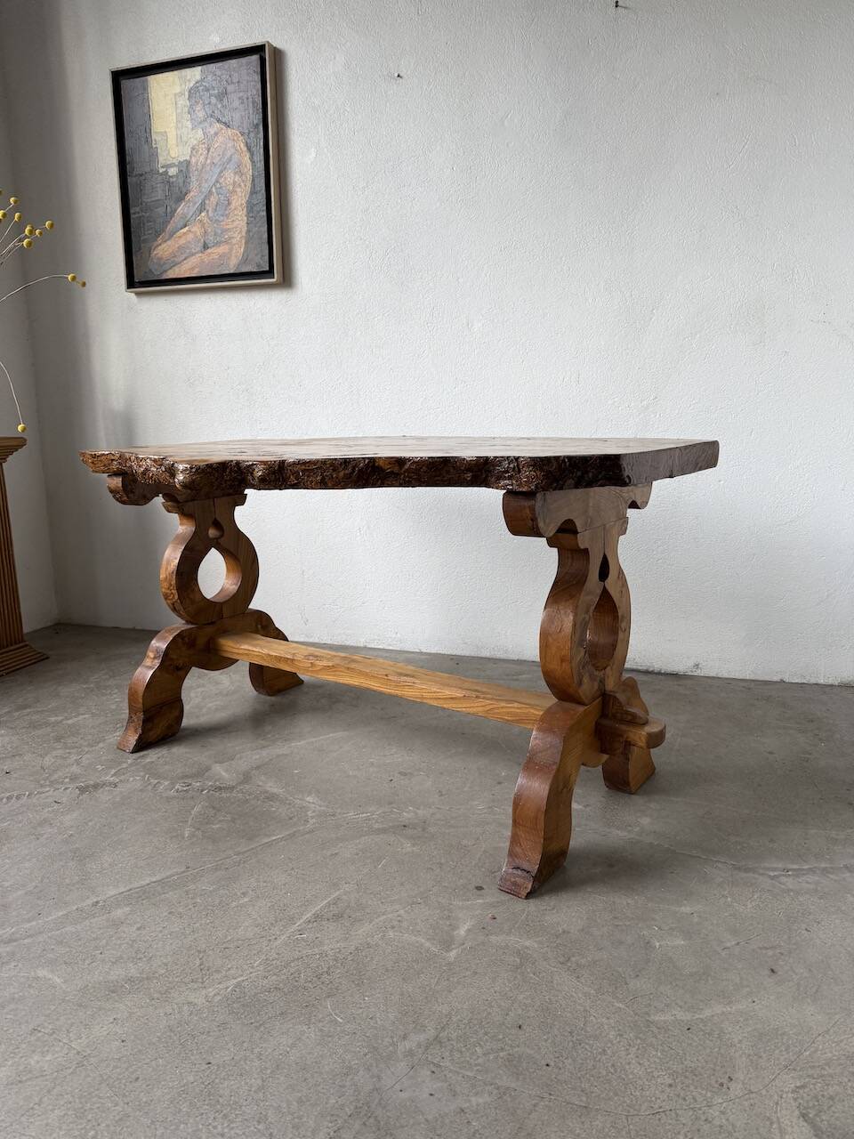 Table artisanale en orme massif, art populaire