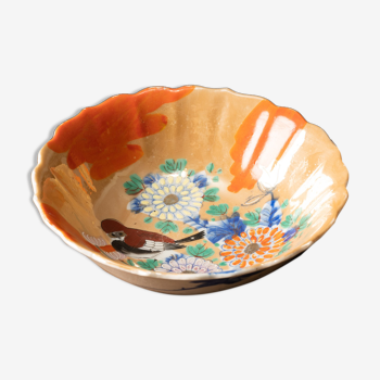 Assiette en porcelaine avec des décorations inspirées de la nature peintes à la main