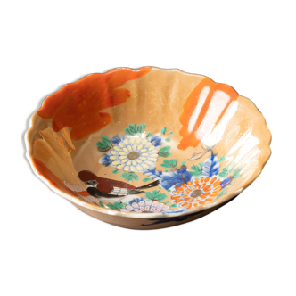 Assiette en porcelaine avec des décorations inspirées de la nature peintes à la main