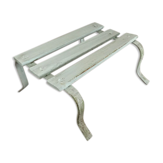 Small bench rests - wooden slat feet.