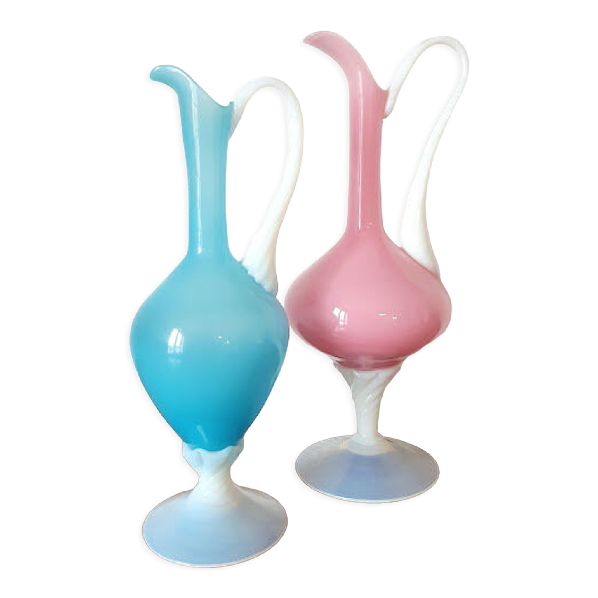 Paire d'aiguières en opaline rose et bleu