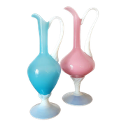 Paire d'aiguières en opaline rose et bleu