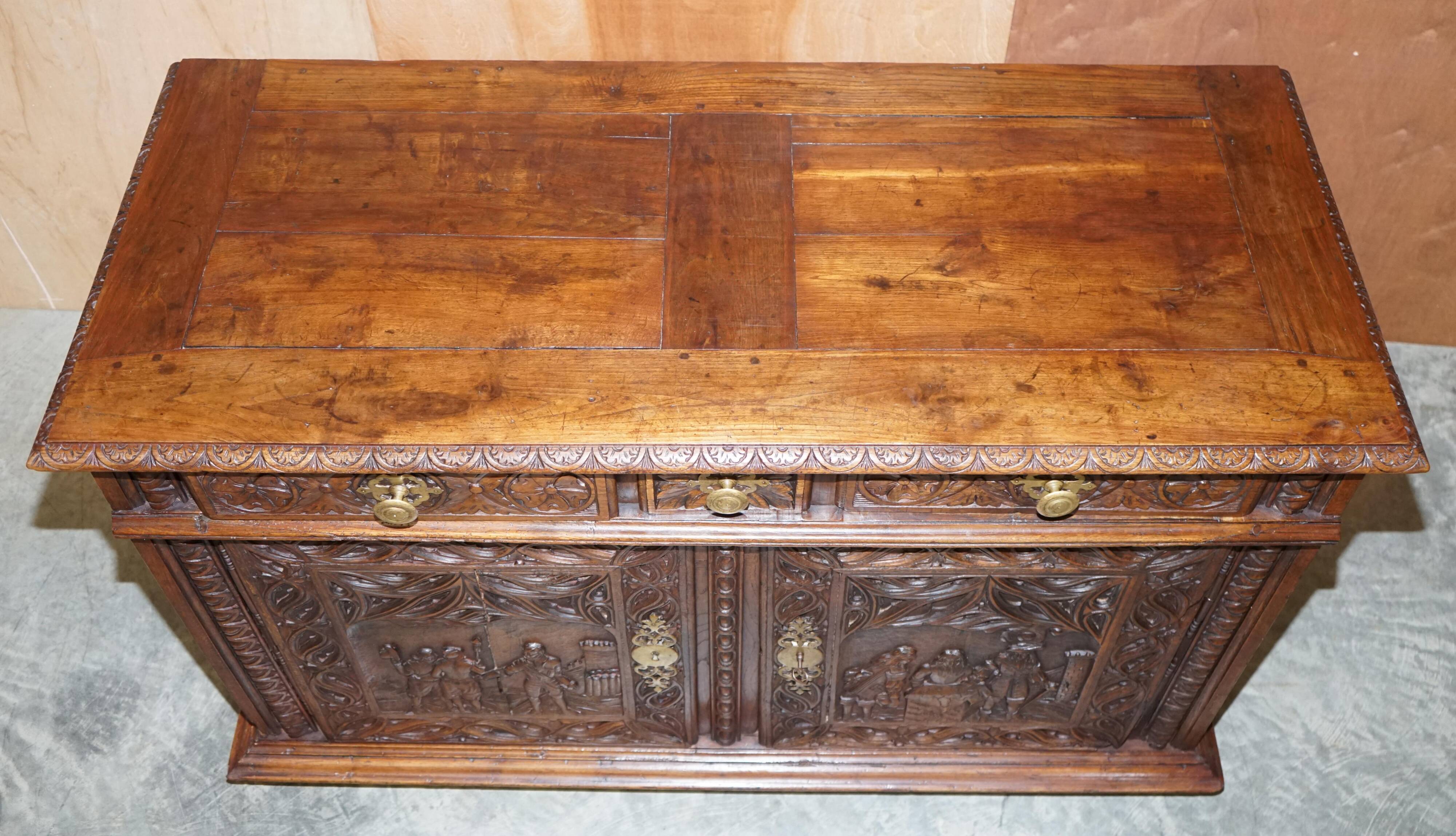Buffet Continental en Chêne Sculpté Circa 1800 avec Panneaux Militaires