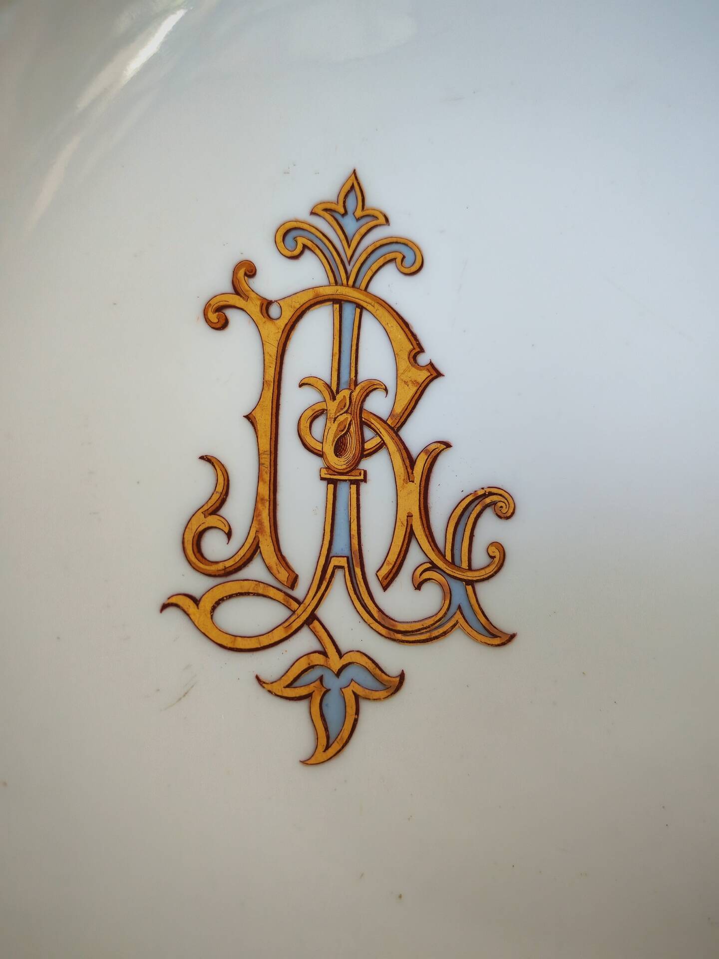 Superbe plat de service fin XIX ème décor or et bleu