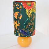 Lampe à poser, pied en céramique émaillée jaune et abat-jour imprimé