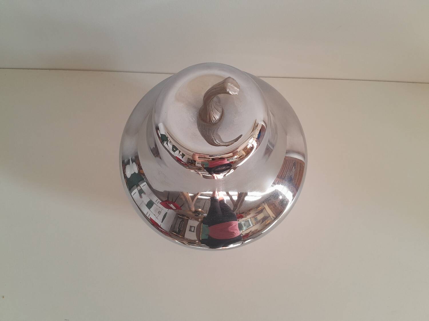 Pear-shaped ice bucket