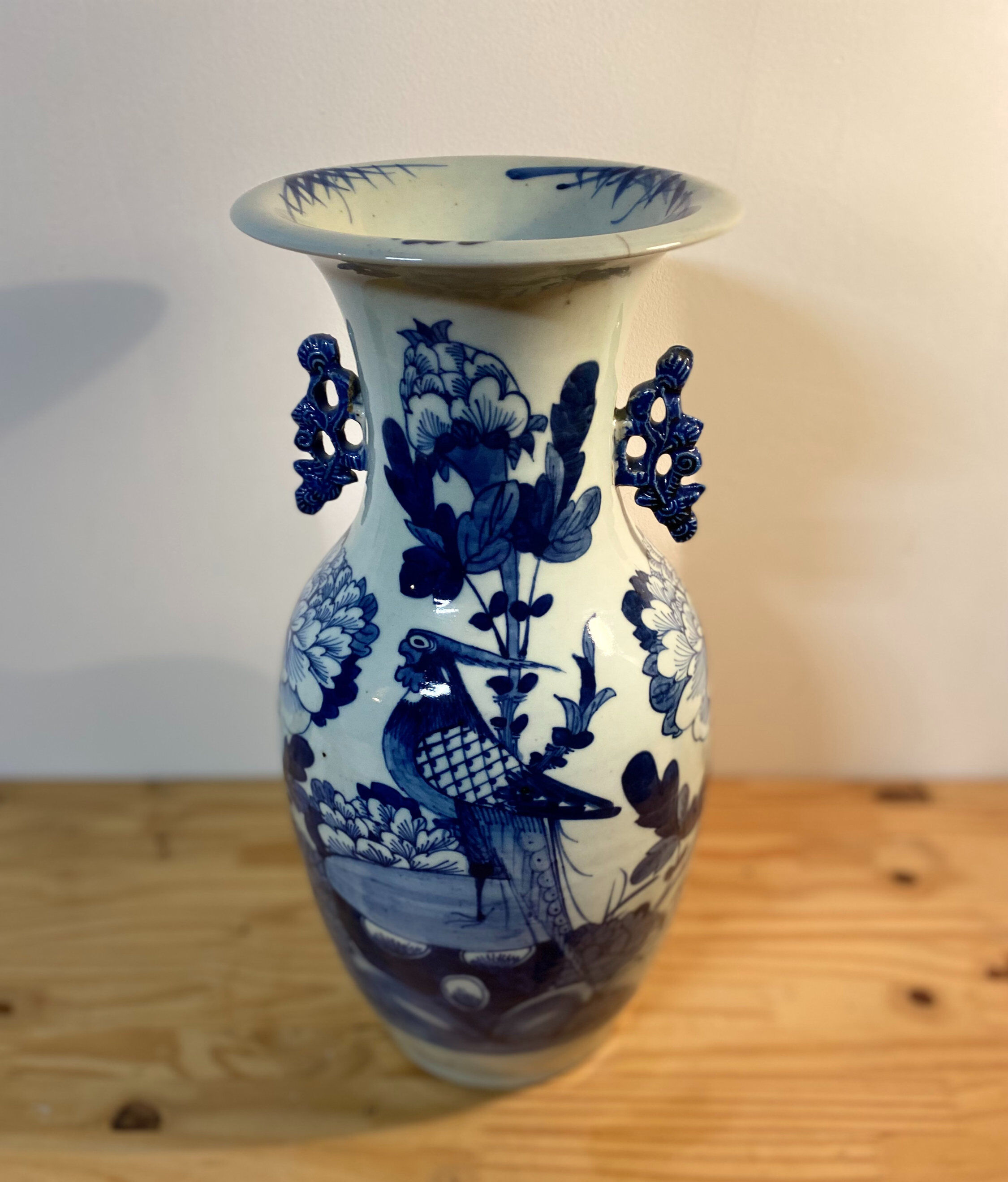 Baluster vase in Chinese porcelain with cobalt blue floral decoration.