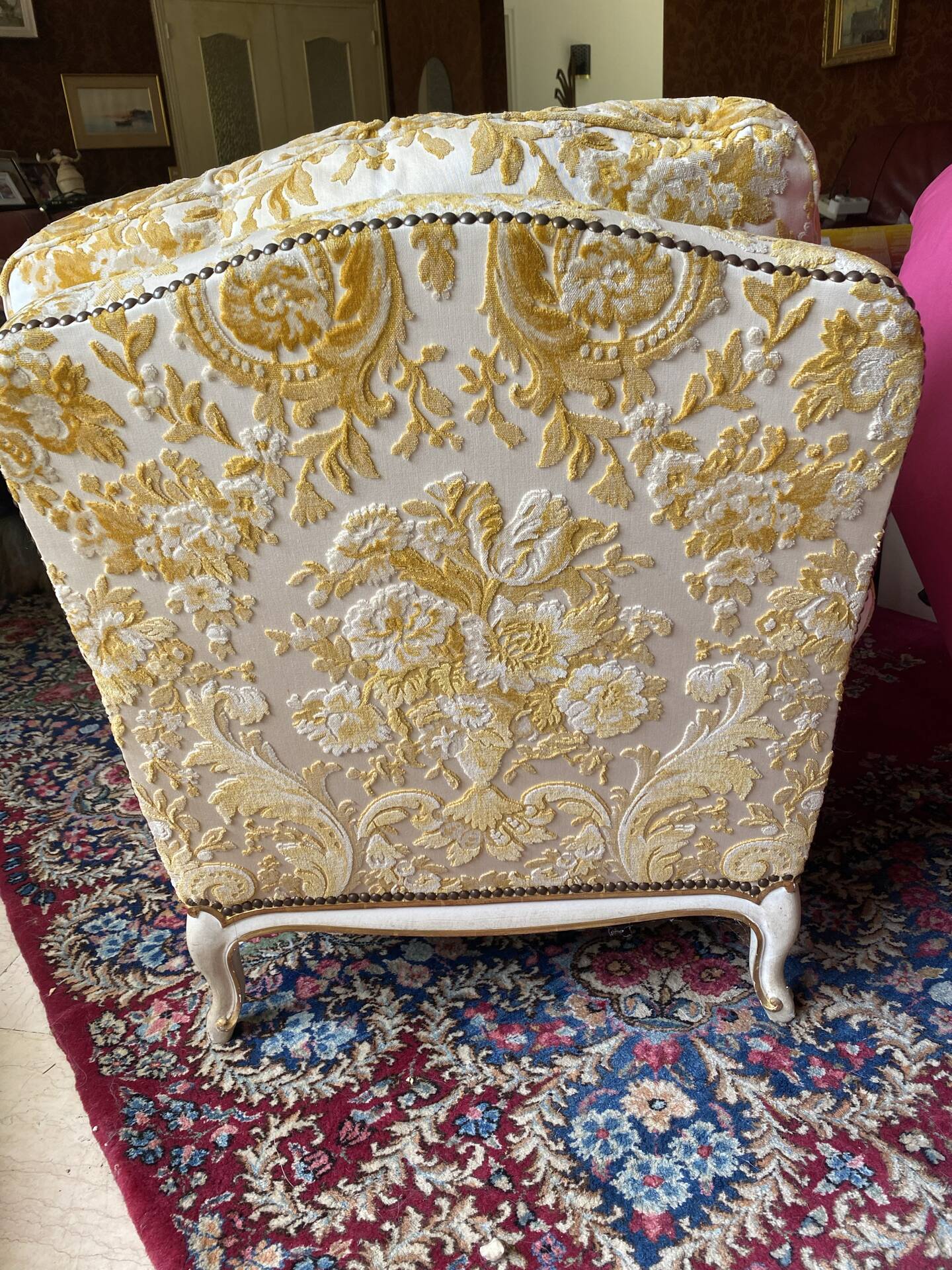 2 fauteuils et un canapé vintage velours jaune et or.