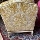 2 fauteuils et un canapé vintage velours jaune et or.