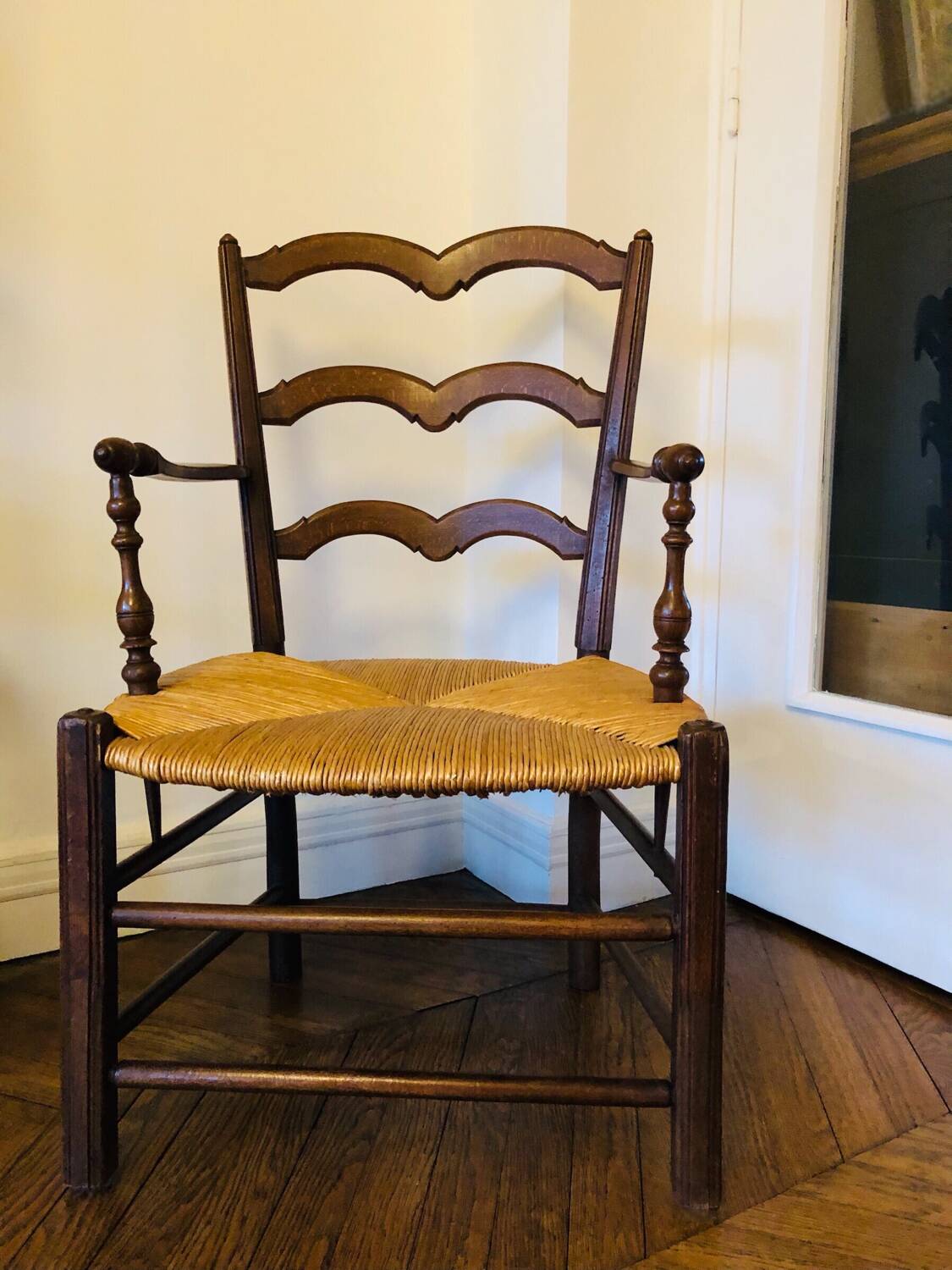 Antique Provencal armchair in wood and straw