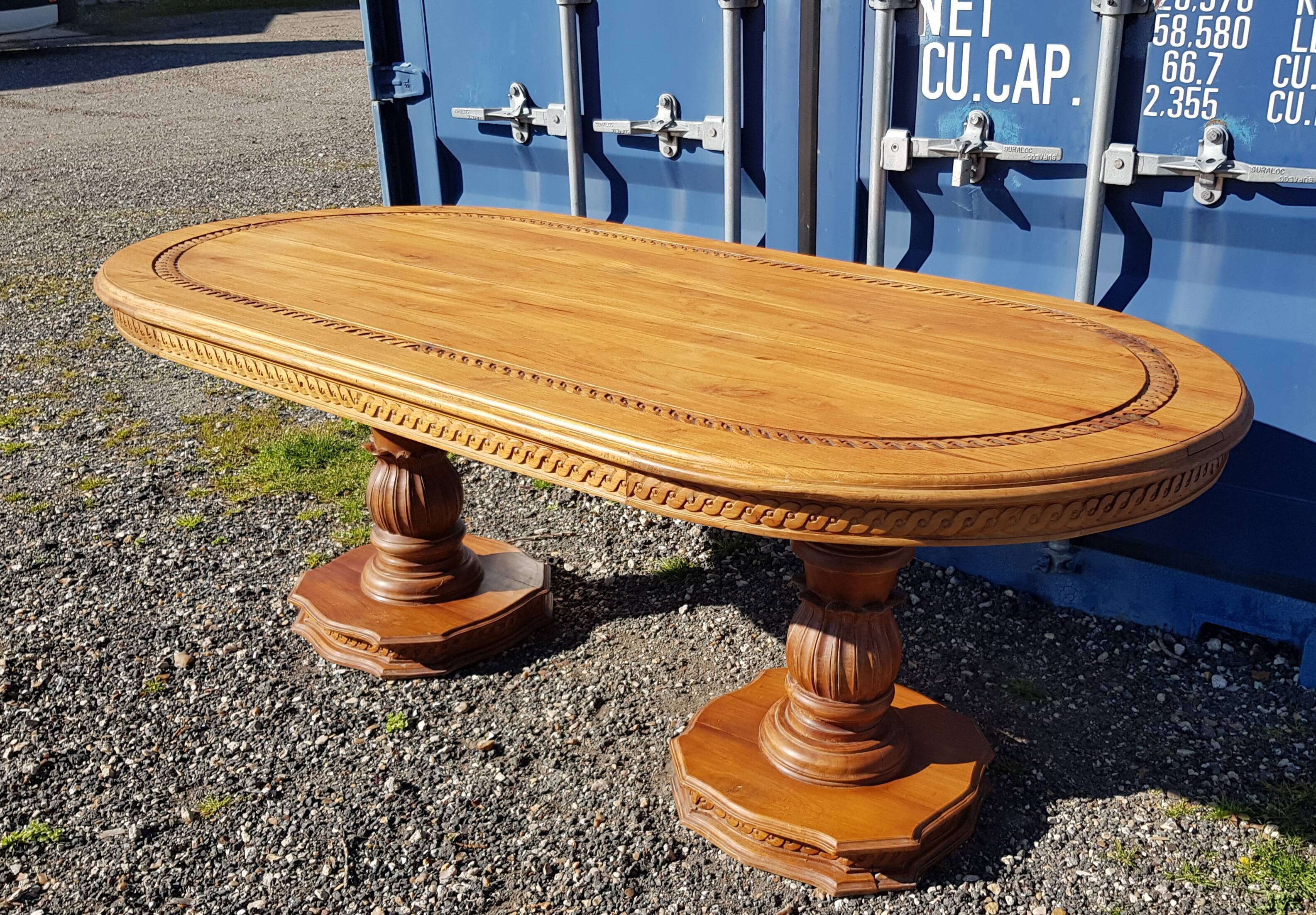 Oval dining table in solid teak