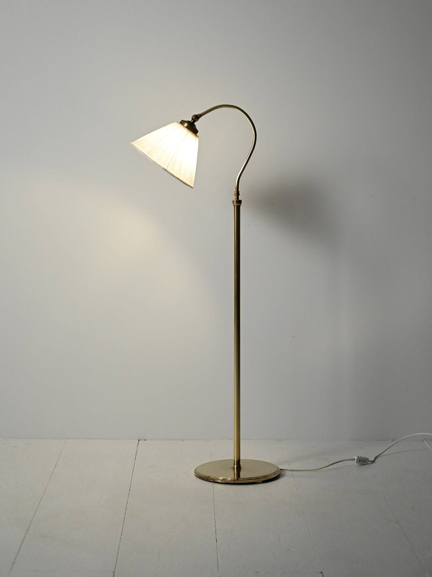Lampadaire scandinave en laiton à col courbé, années 1950