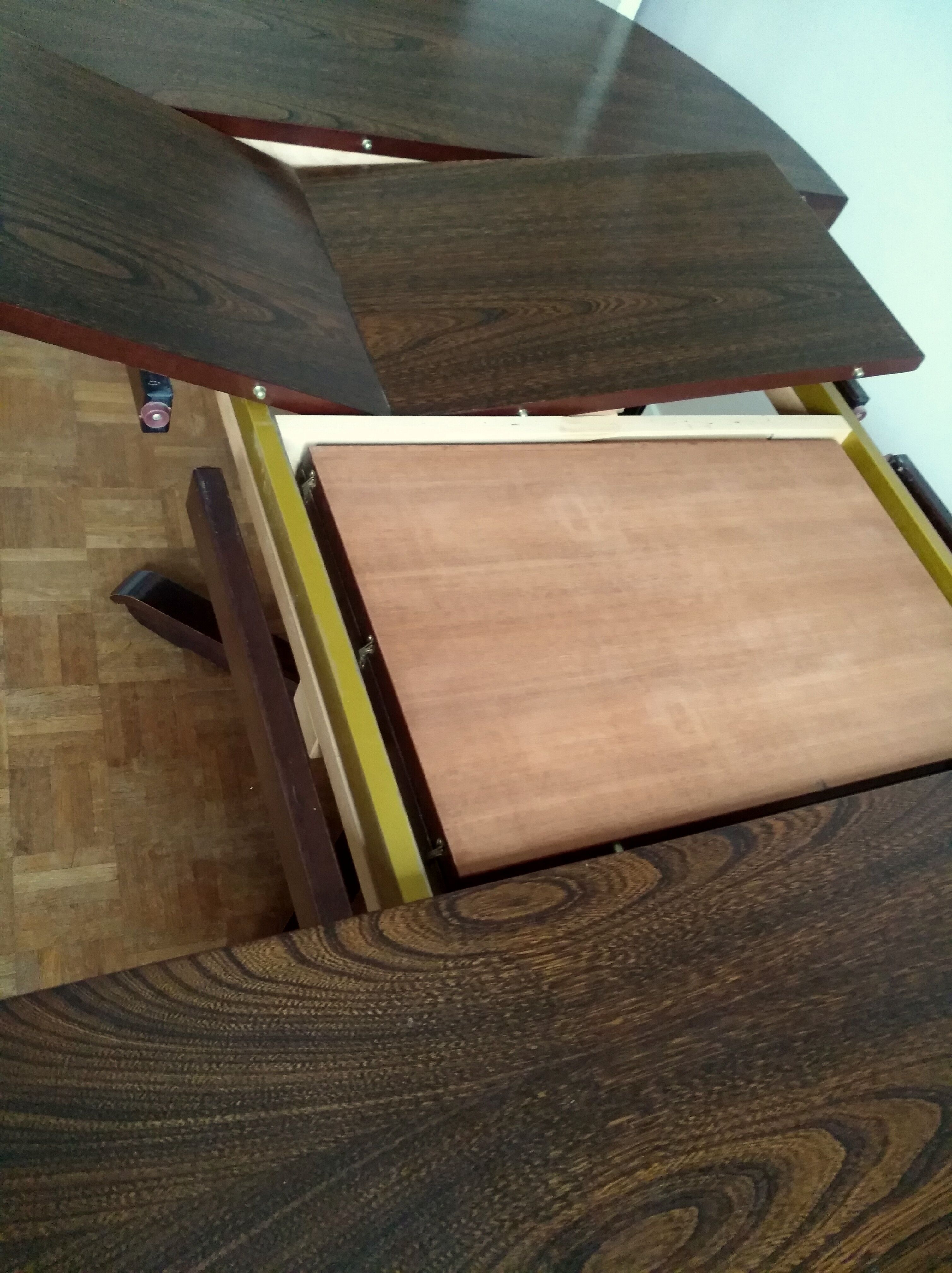 Extendable round table on central support