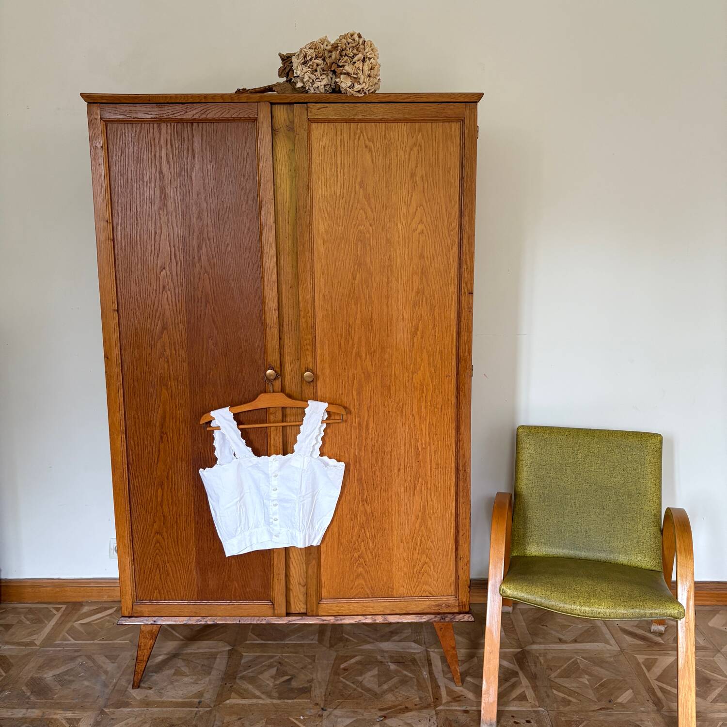 Compass foot cabinet