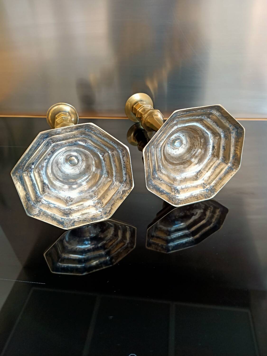 Paire de bougeoirs en bronze d'époque XVIIIe