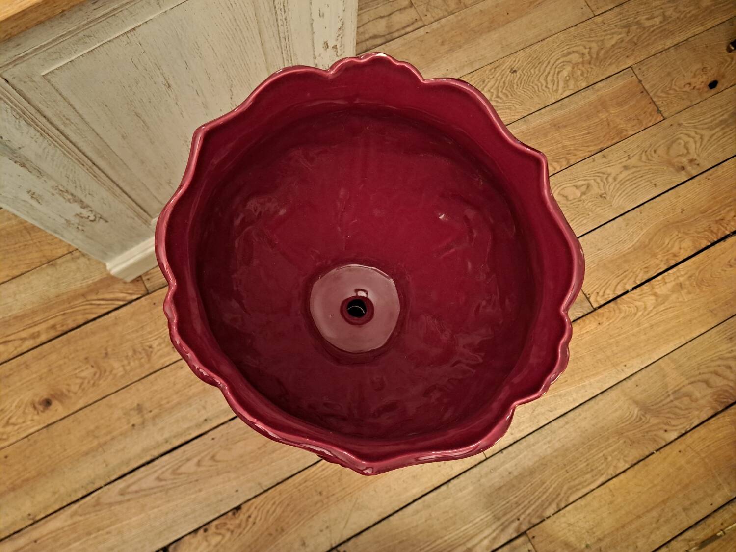 Cache pot on Art Nouveau column in earthenware.