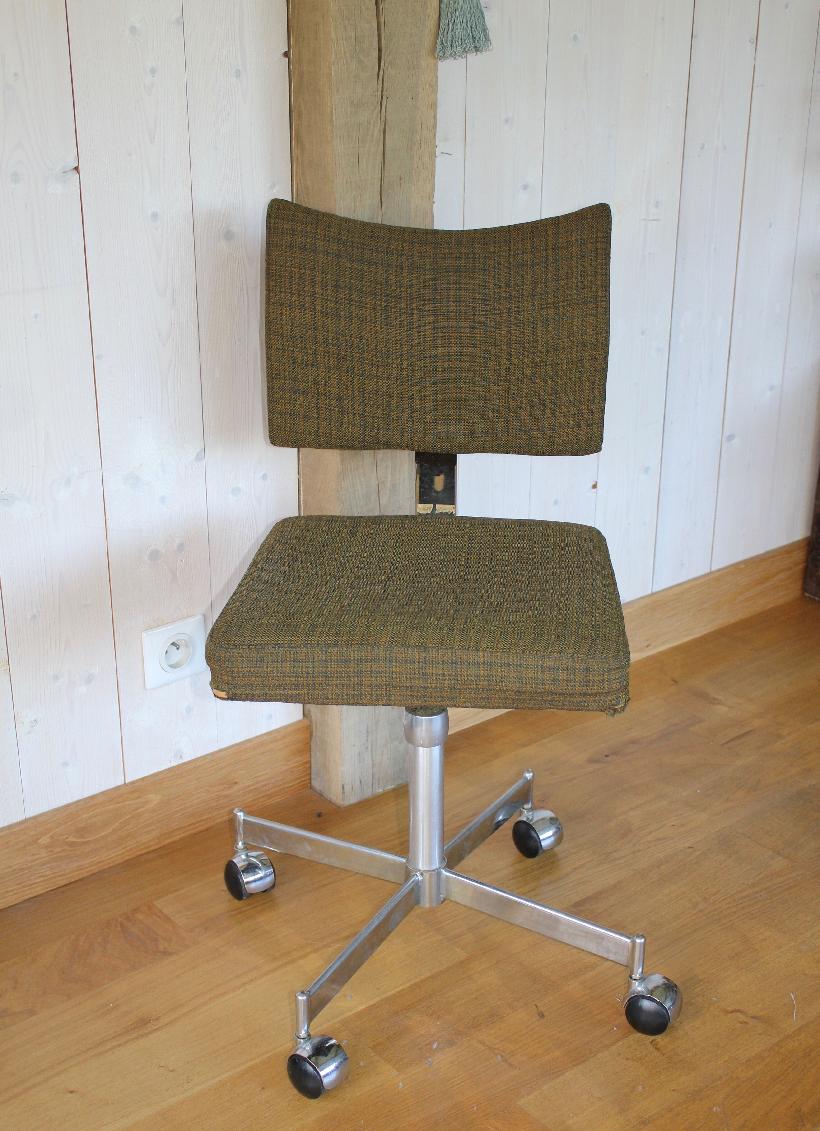 Small office chair with wheels