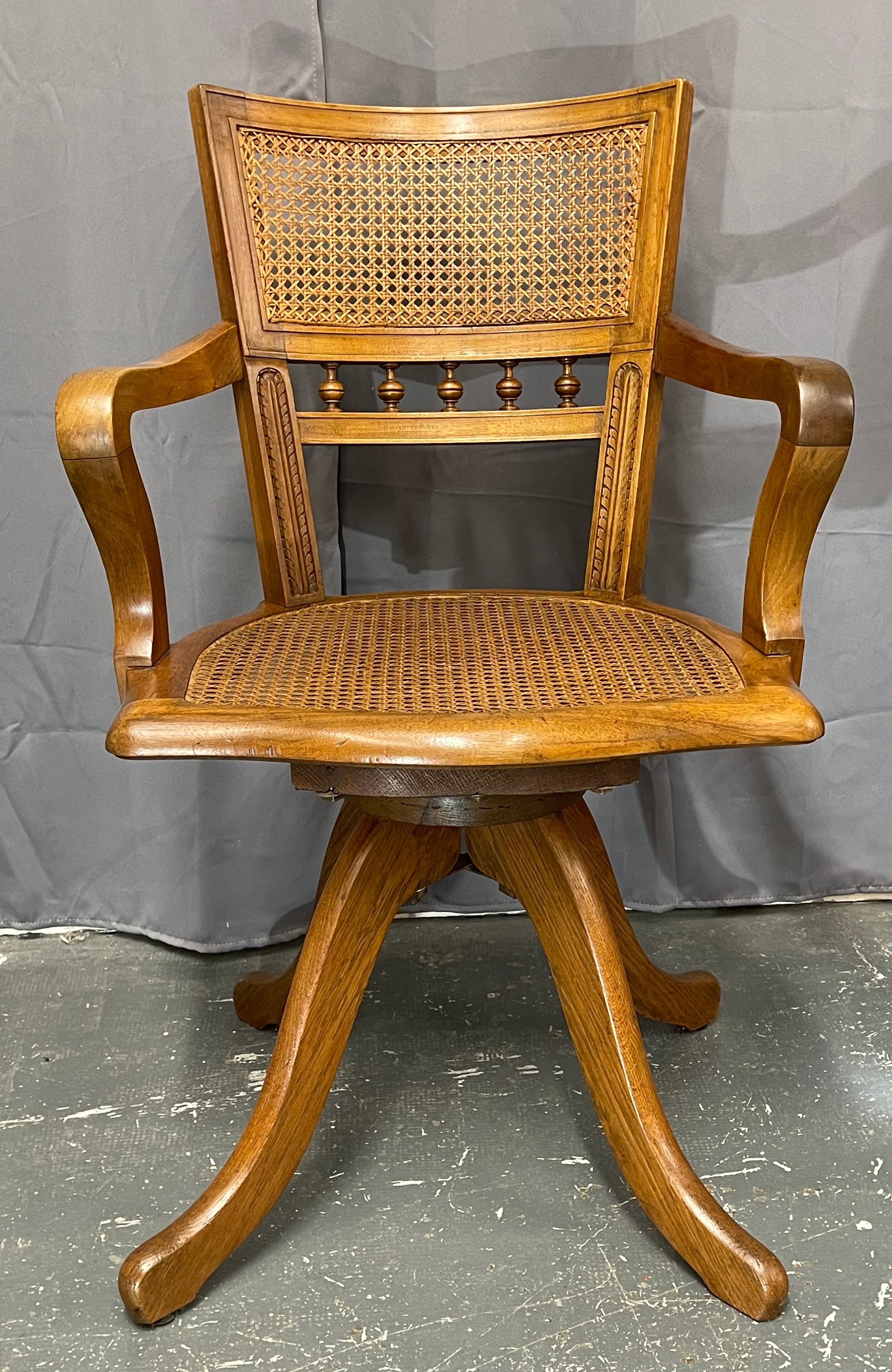 Fauteuil de bureau américain canné époque 1900