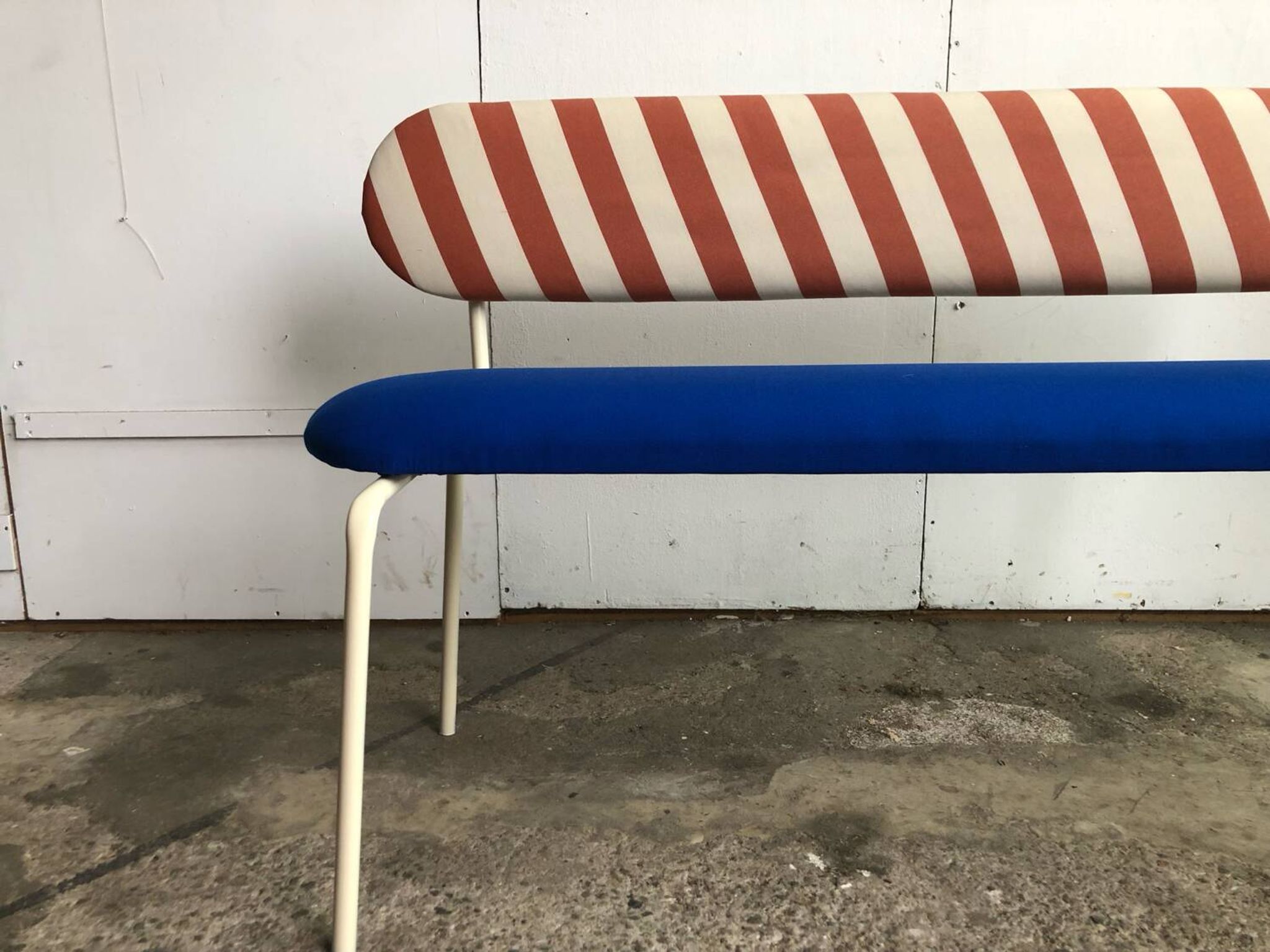 Banc contemporain en tissu