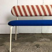 Banc contemporain en tissu
