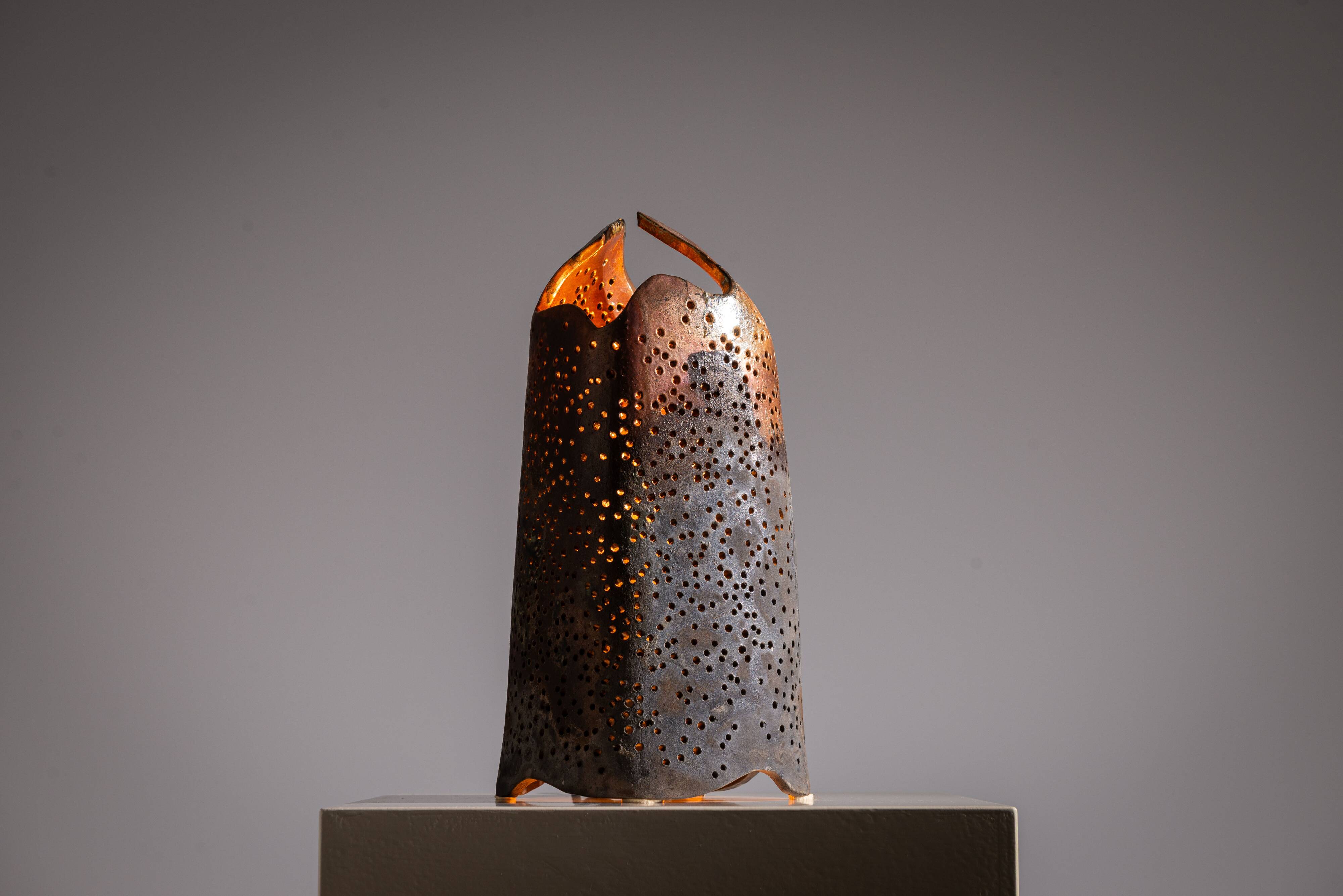 Sculptural ceramic table lamp